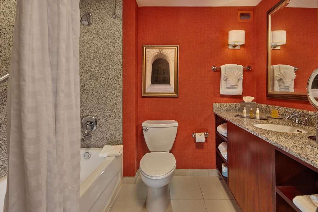 DoubleTree by Hilton Little Rock Room Type - 1 KG 1 BDRM STE ACC TUB NS