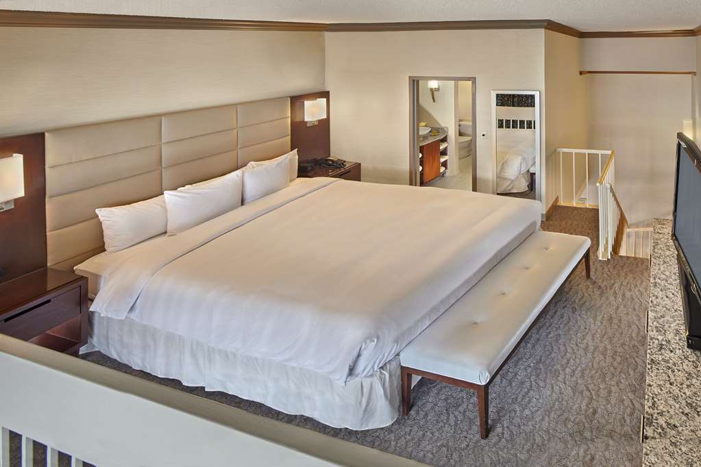 DoubleTree by Hilton Little Rock Room Type - 1KING PRESIDENTIAL SUITE
