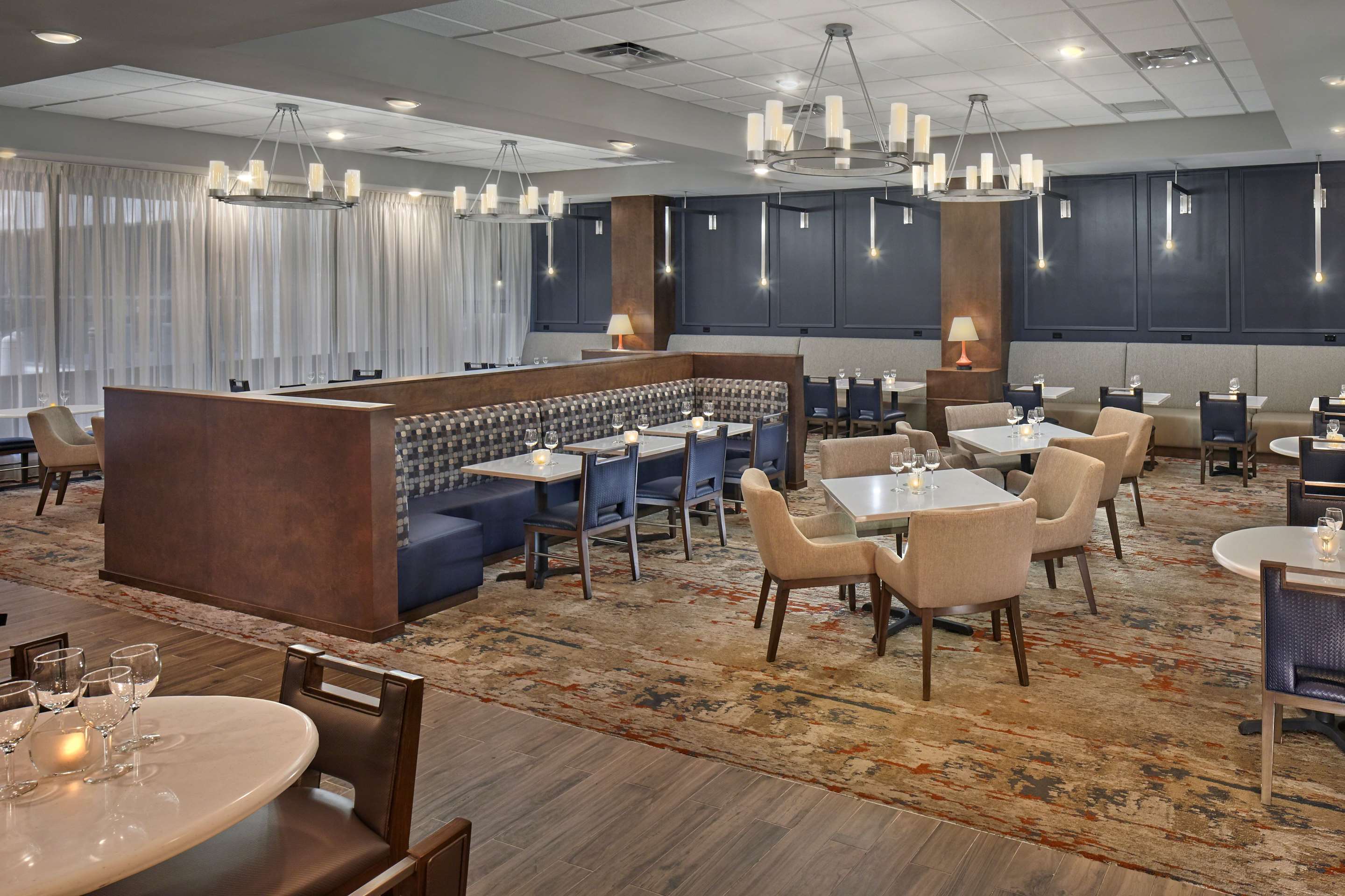 Lobby | DoubleTree by Hilton Little Rock
