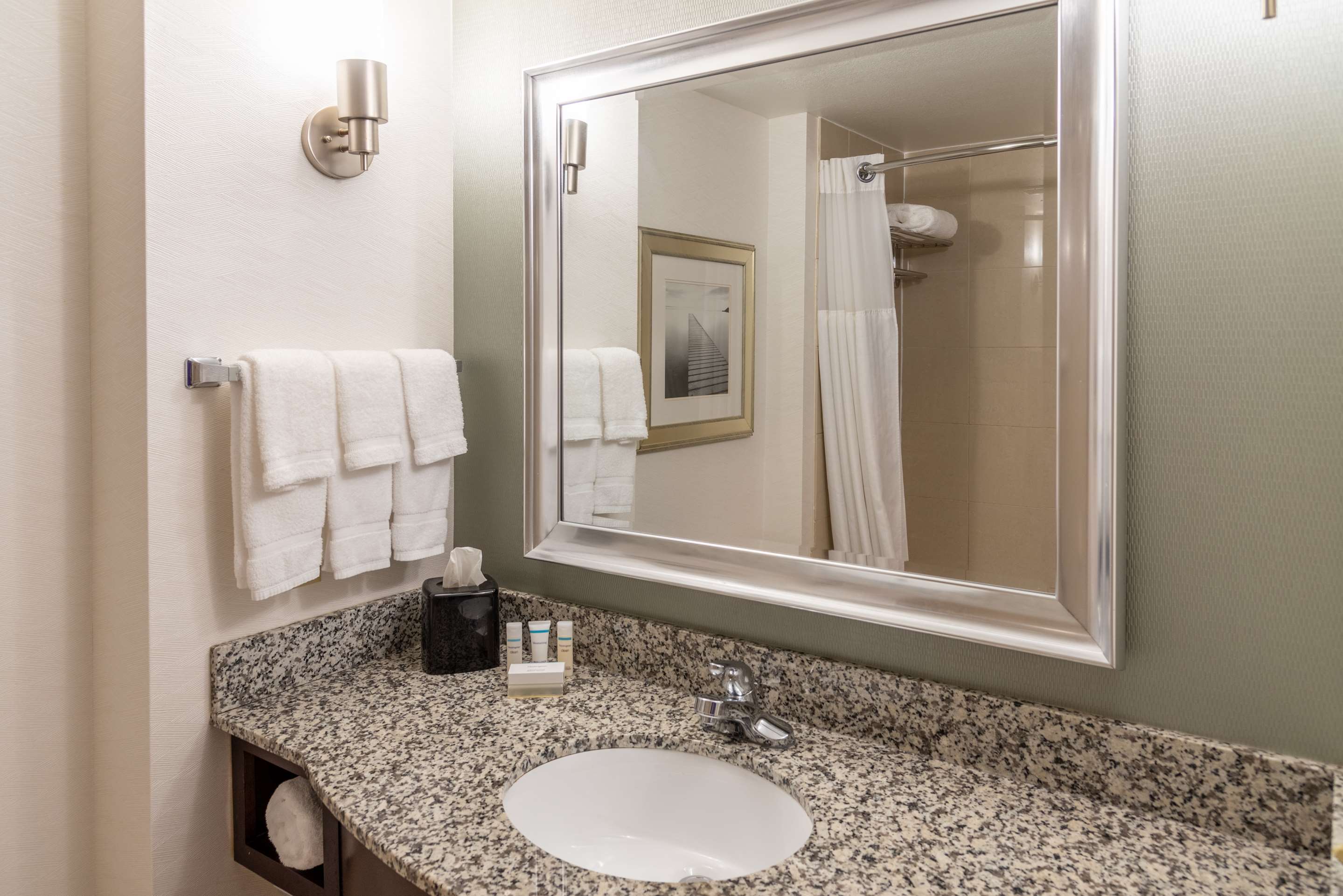 Guest room bath