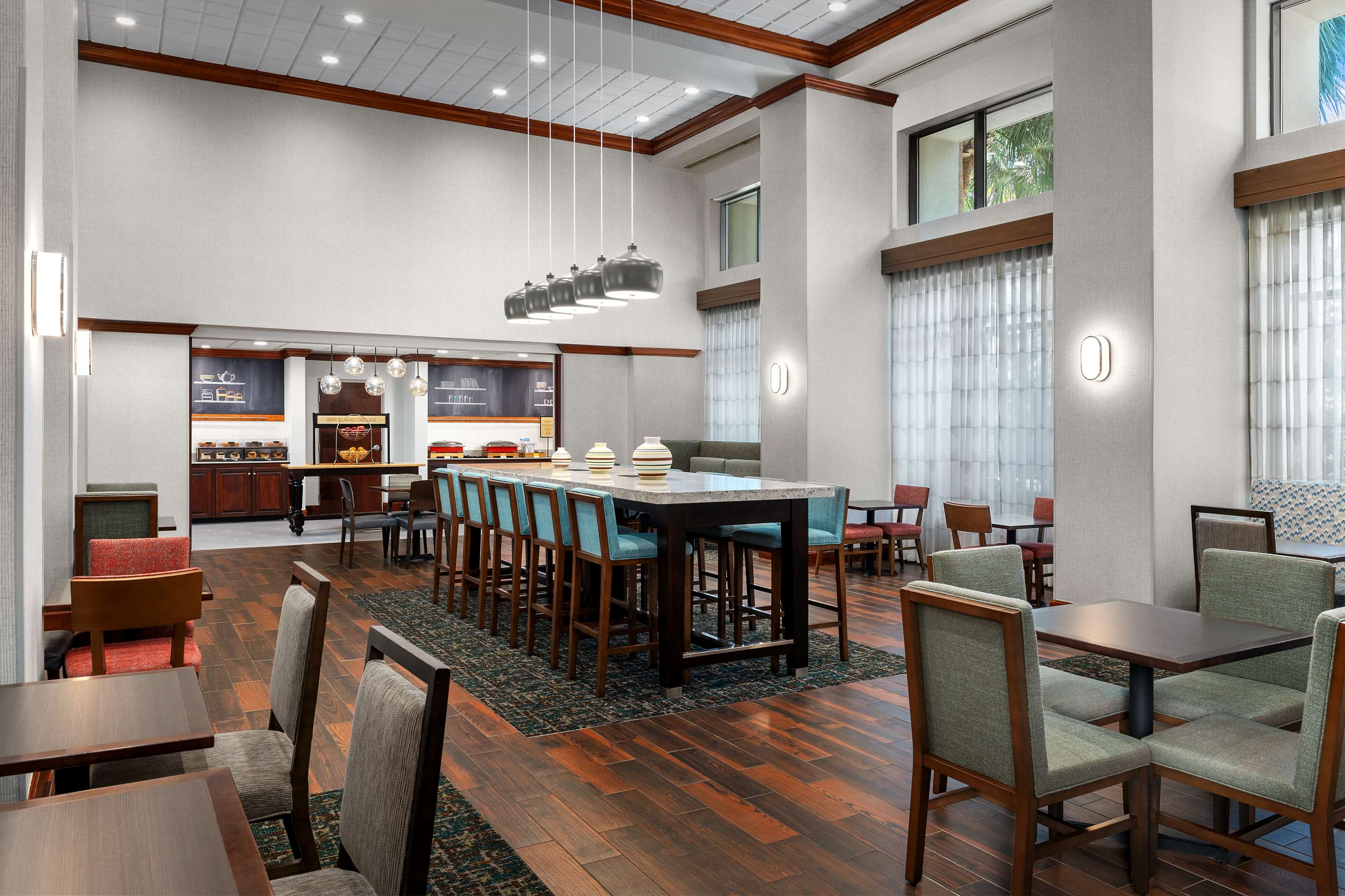 Breakfast Area | Hampton Inn & Suites Lake Mary At Colonial Townpark