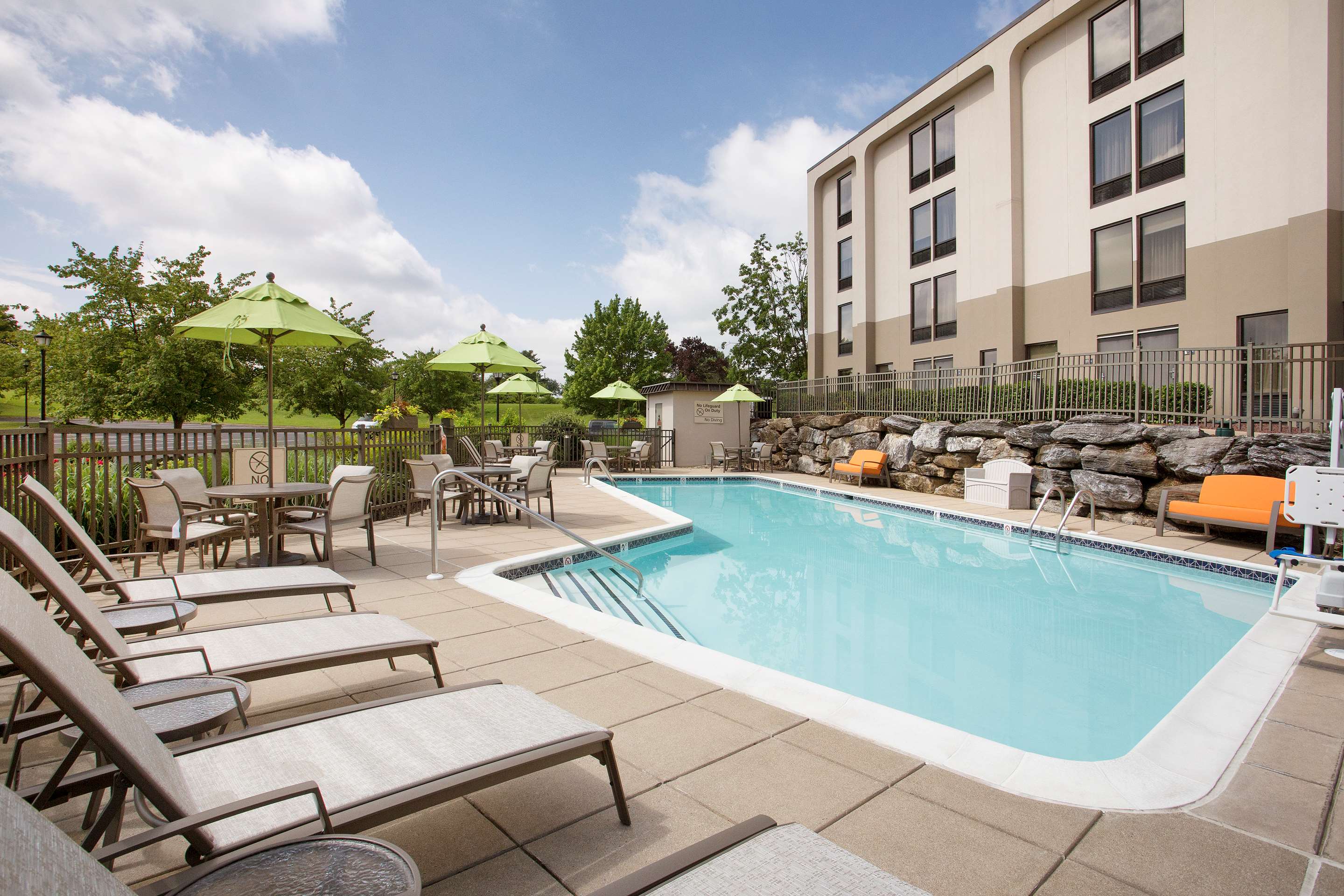 Pool | Hampton Inn Lancaster