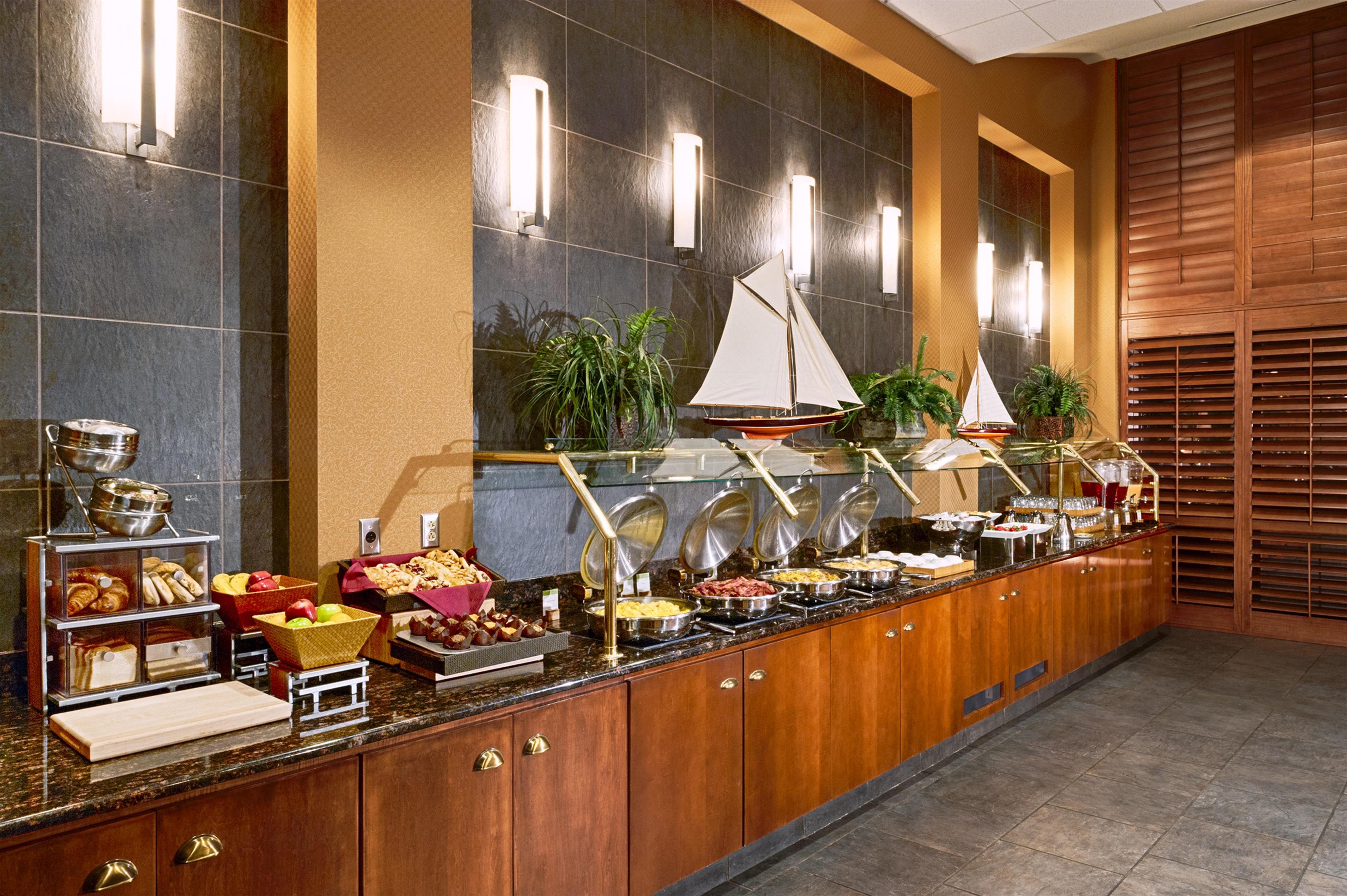 Breakfast Area | DoubleTree by Hilton Bay City - Riverfront