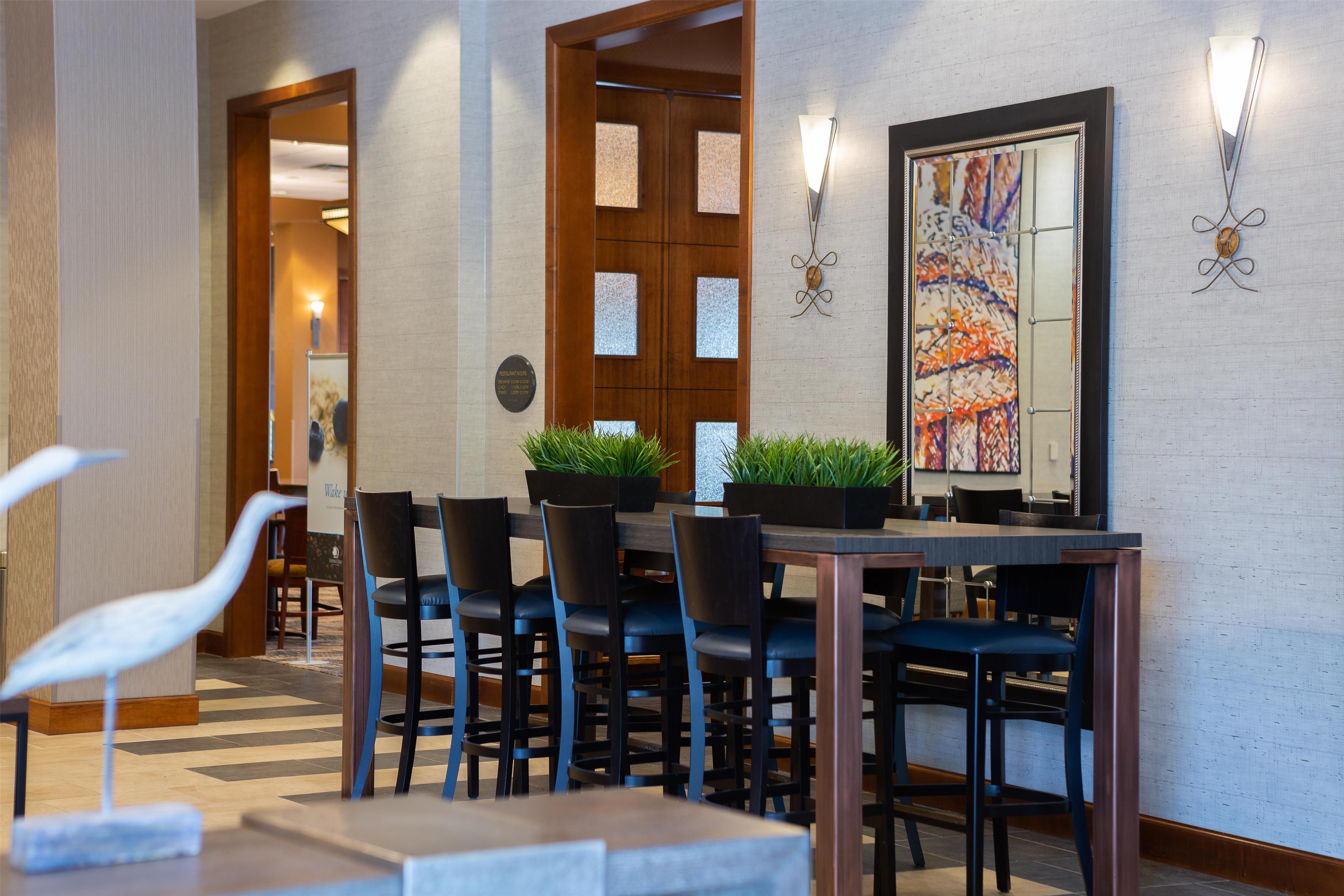 Lobby | DoubleTree by Hilton Bay City - Riverfront