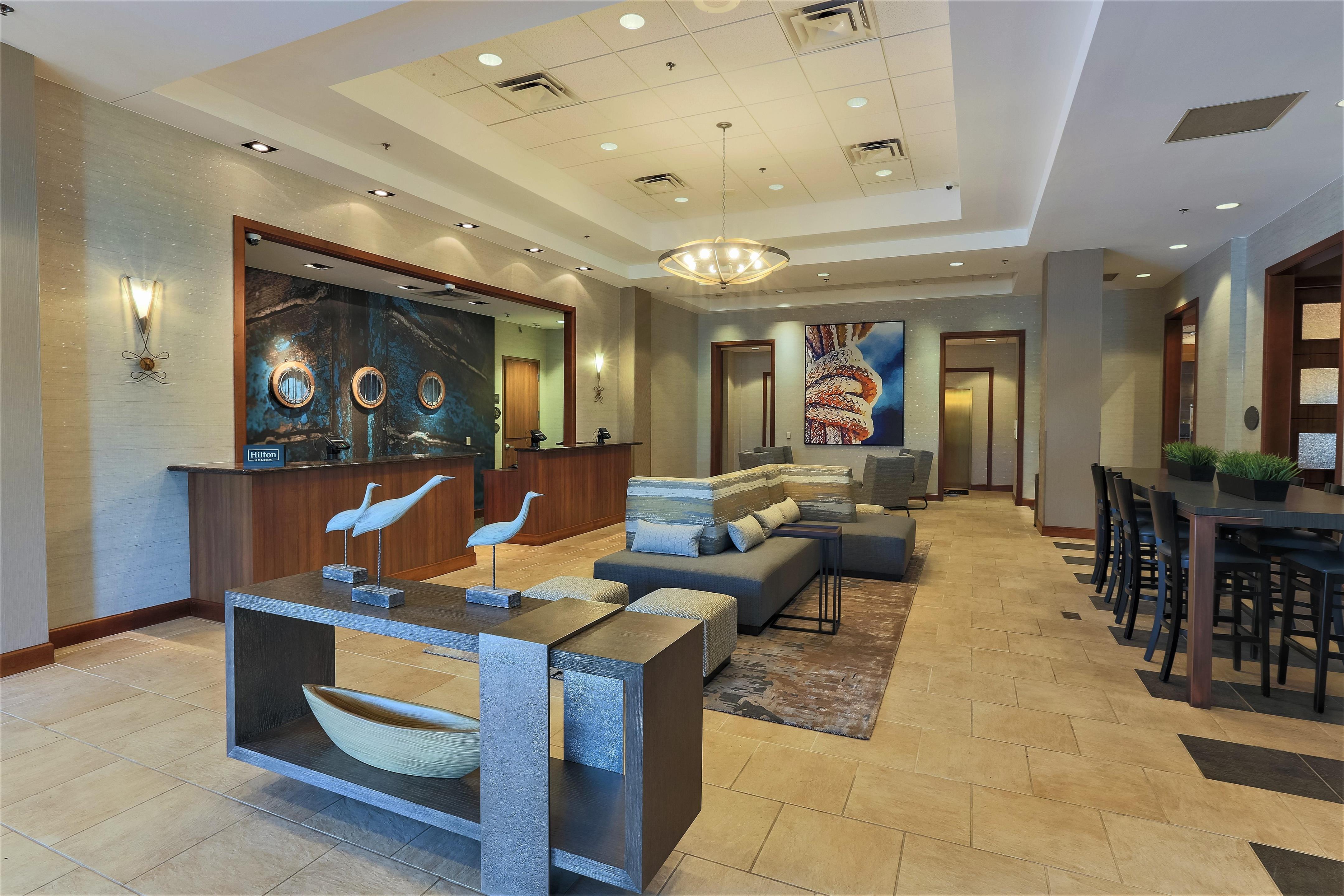 Lobby | DoubleTree by Hilton Bay City - Riverfront