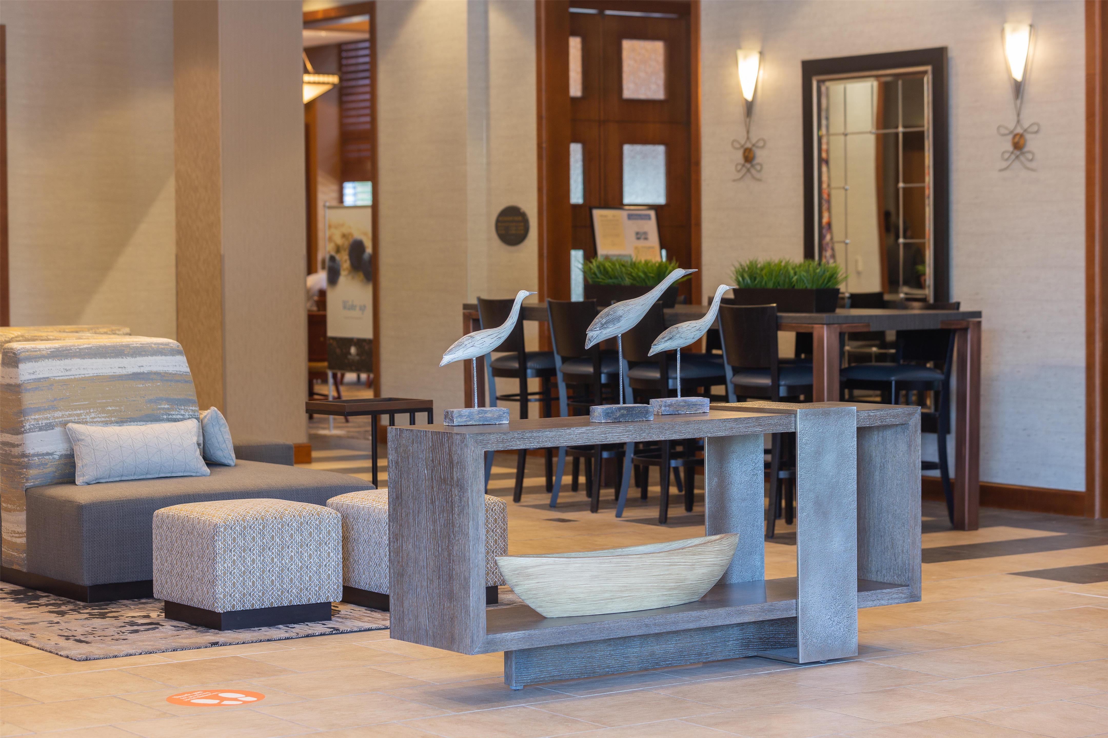 Lobby | DoubleTree by Hilton Bay City - Riverfront