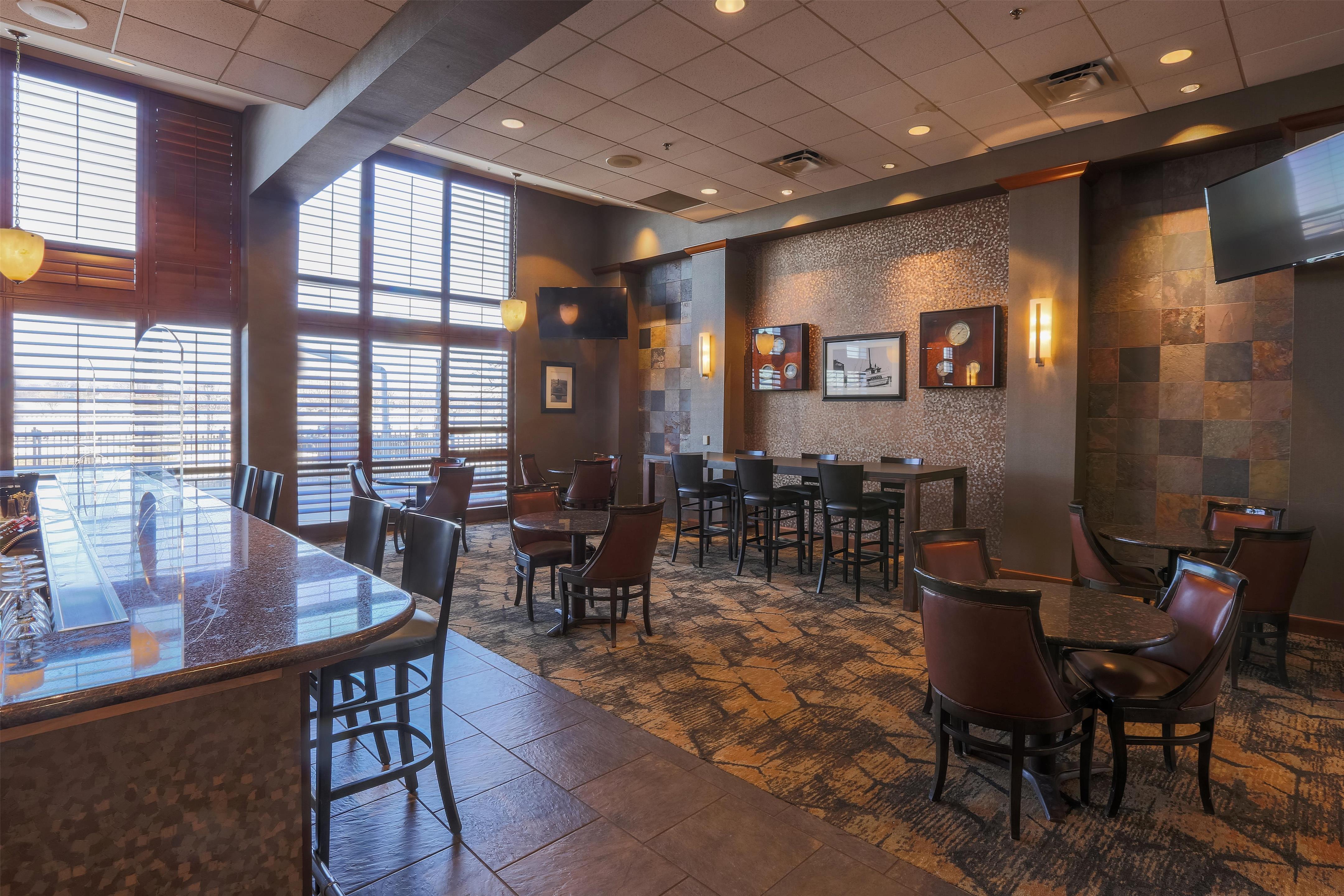 Restaurant | DoubleTree by Hilton Bay City - Riverfront