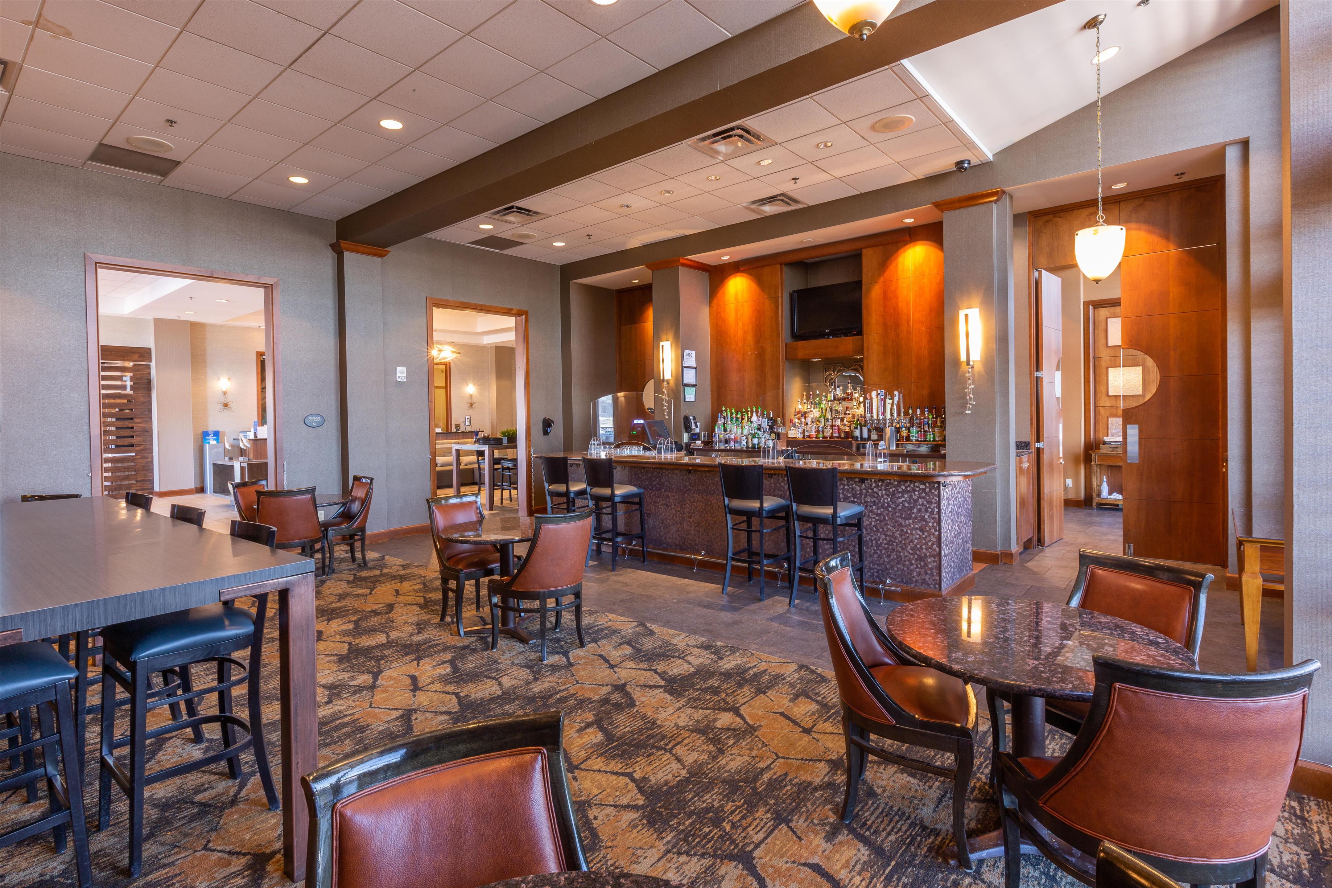 Restaurant | DoubleTree by Hilton Bay City - Riverfront