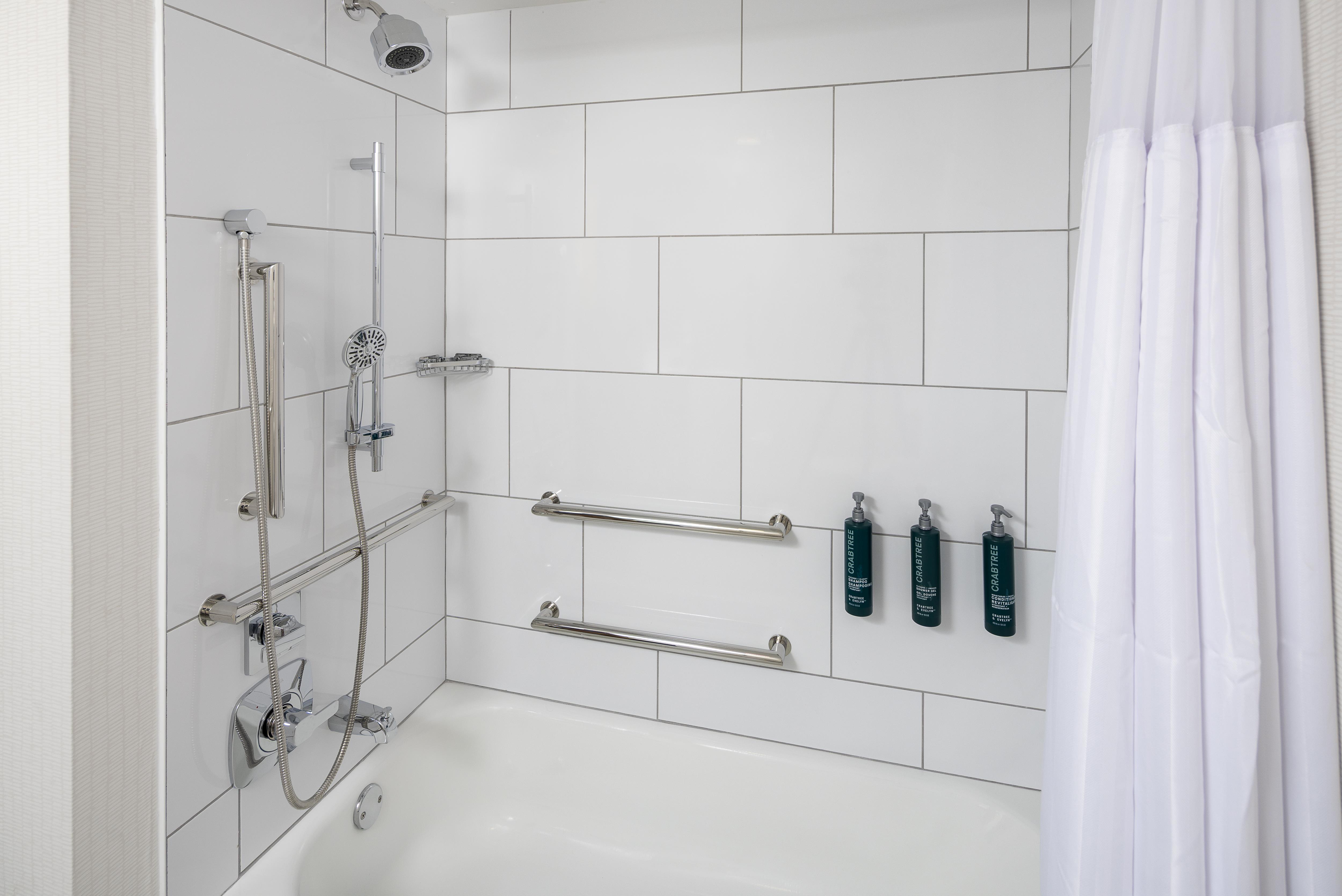 DoubleTree by Hilton Murfreesboro Room Type - 1 KG MOB ACC TUB - FRIDGE