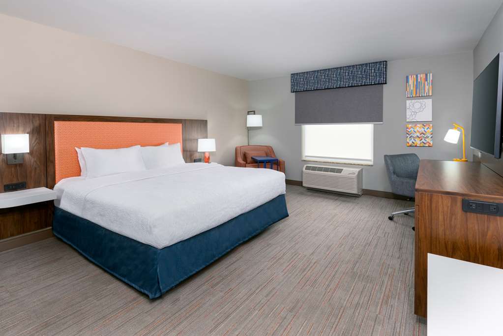 Hampton Inn & Suites by Hilton Murfreesboro Room Type - 1KNG MOB HEAR ACC W TUB NS