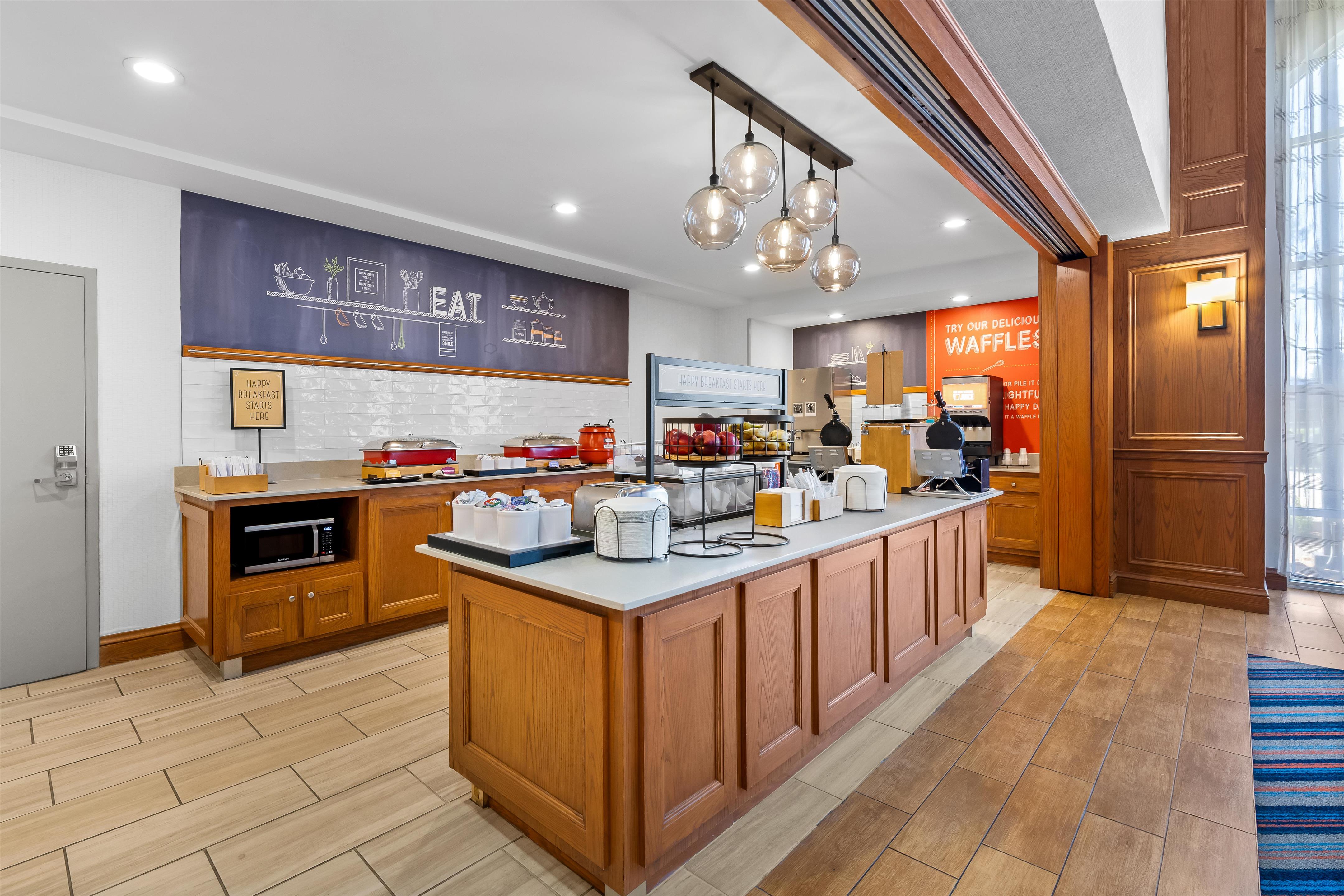 Breakfast Area | Hampton Inn & Suites Murfreesboro