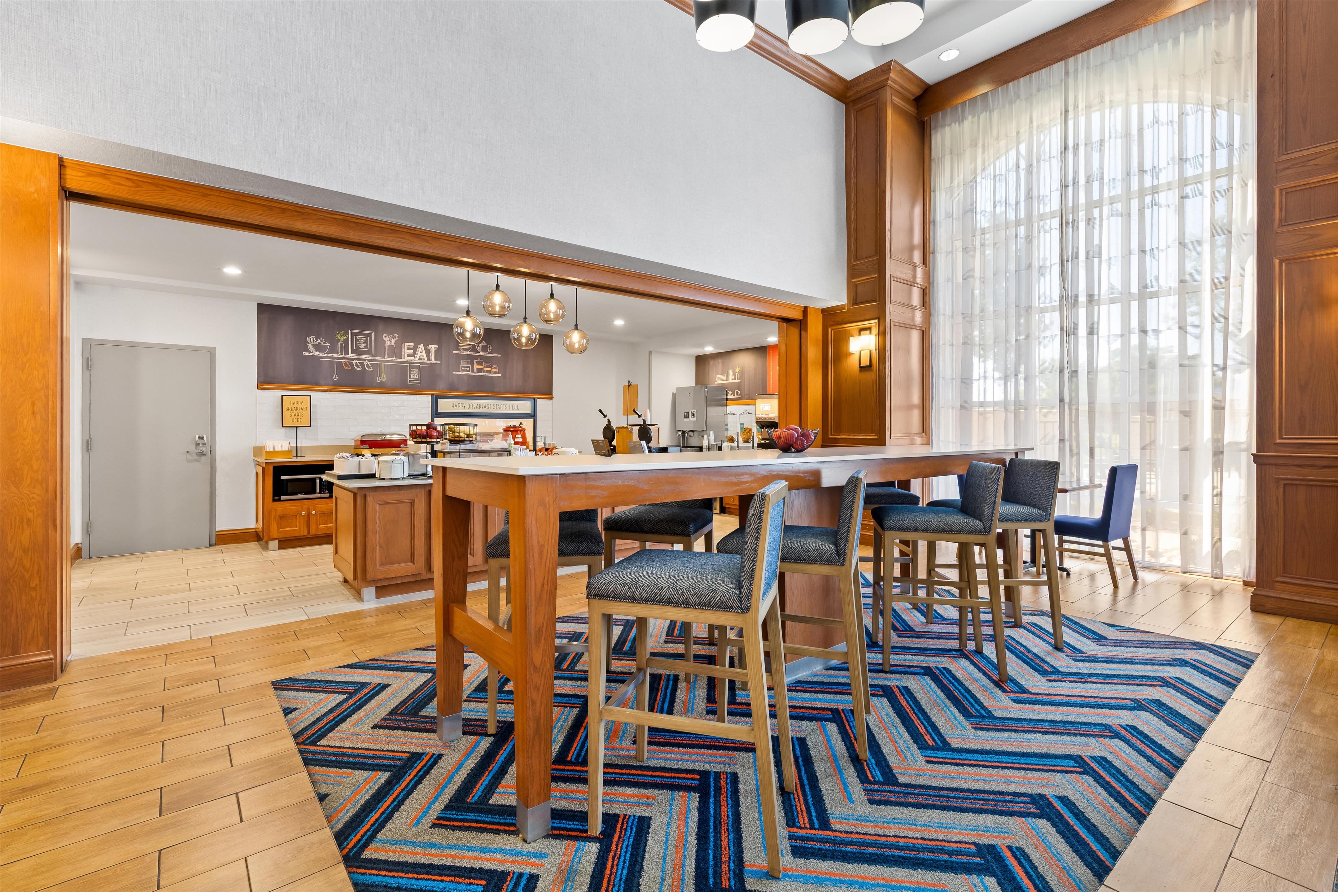 Breakfast Area | Hampton Inn & Suites Murfreesboro