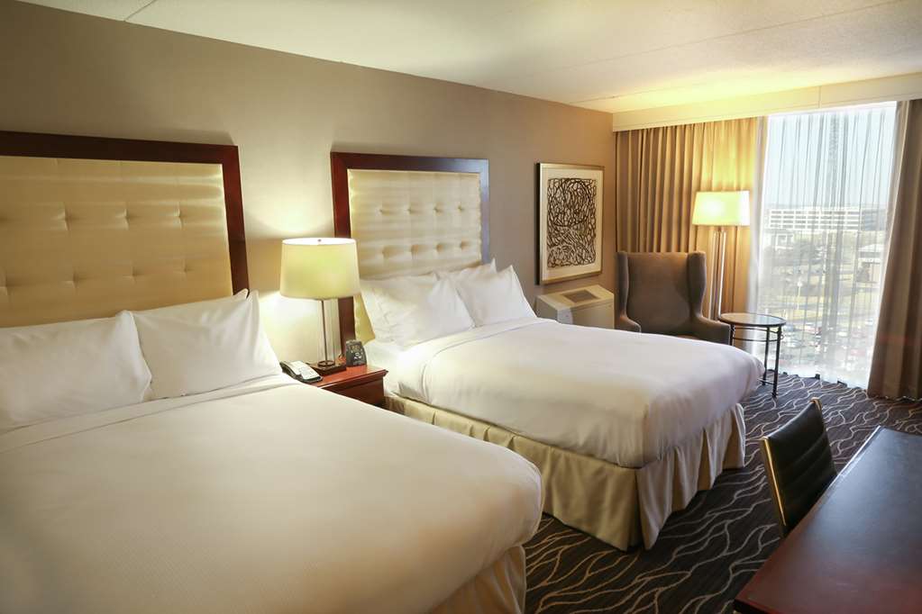 Hilton Kansas City Airport Hotel - Tap to explore photos