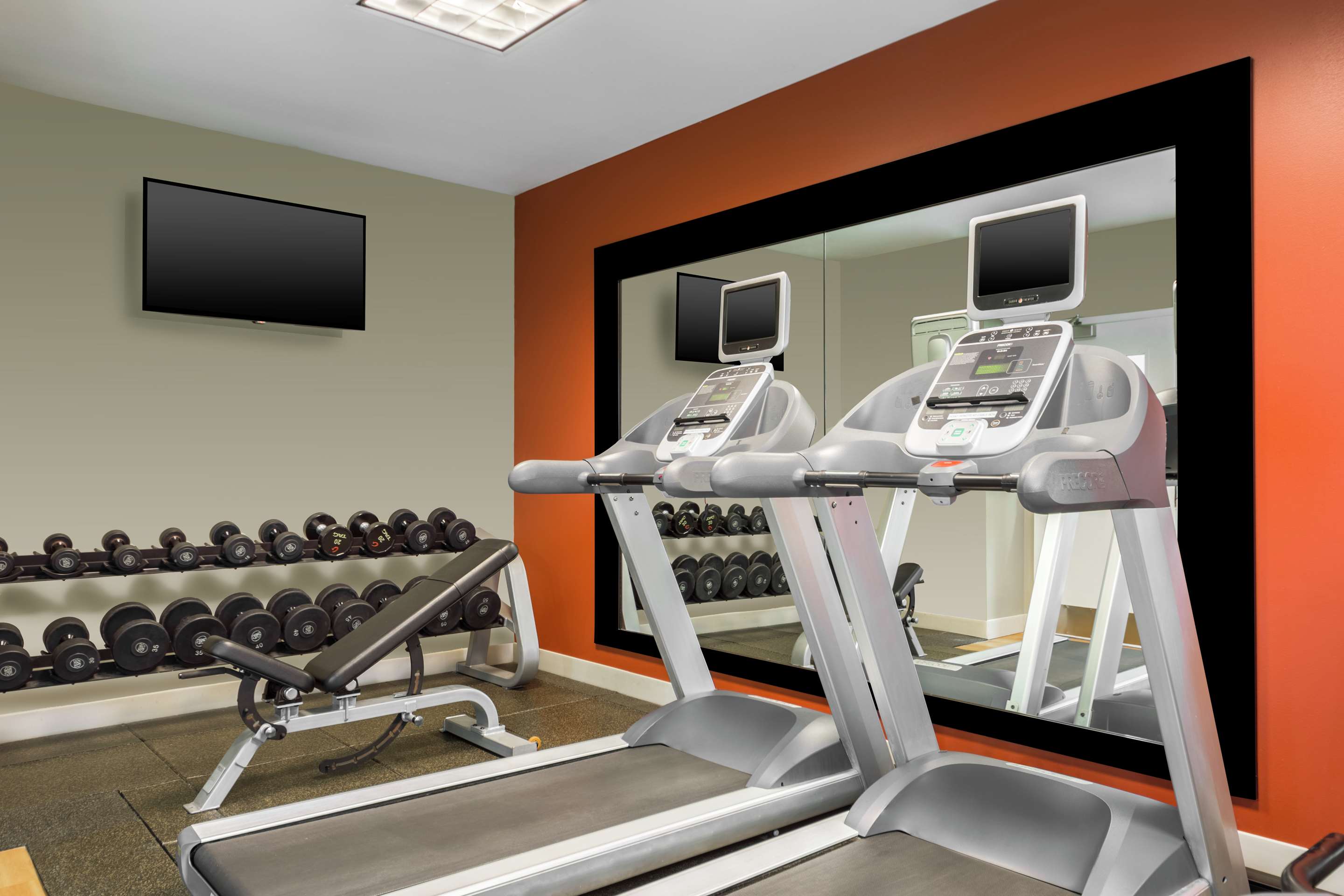 Health club fitness center gym | Hilton Garden Inn Independence