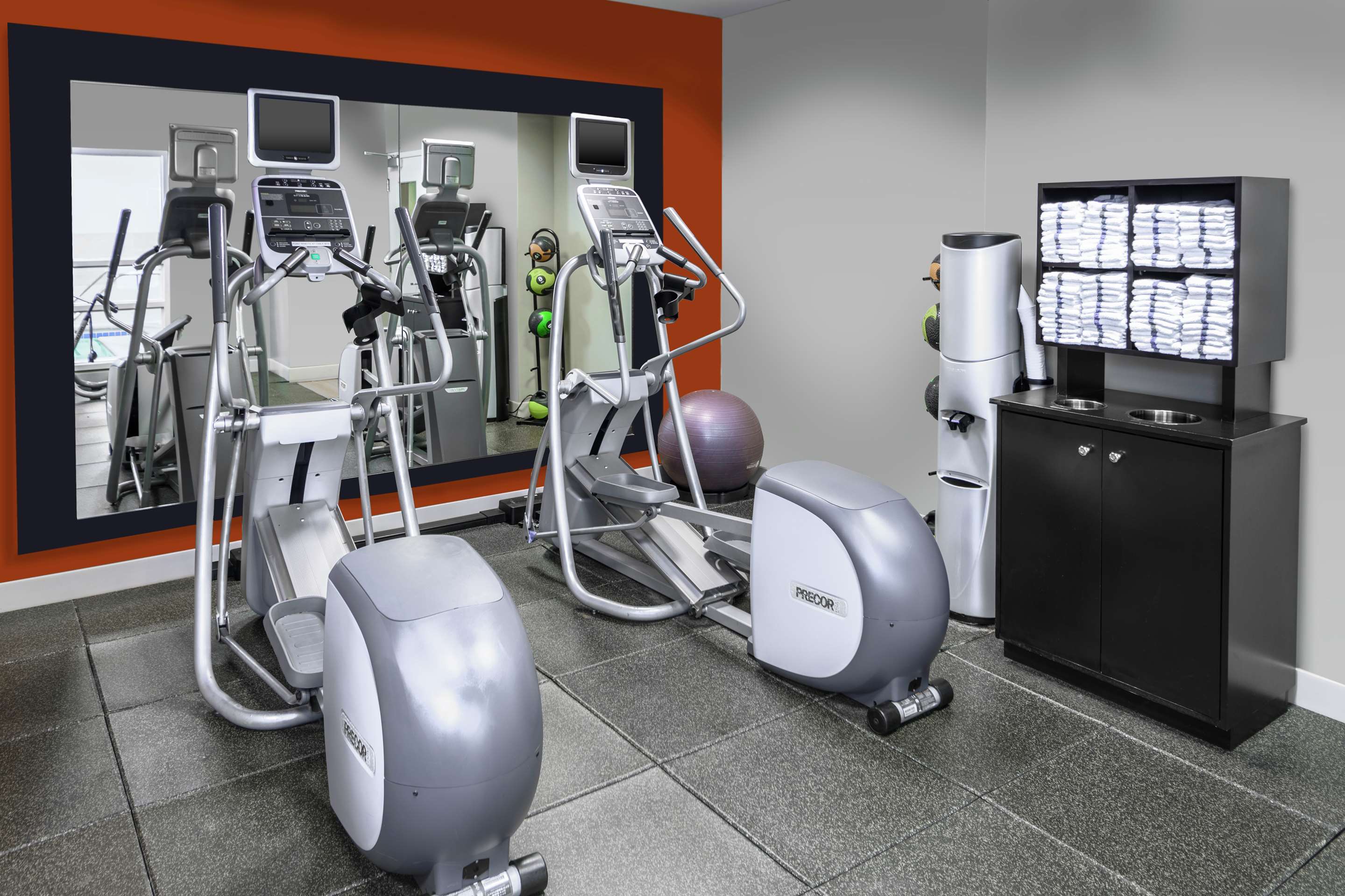 Health club fitness center gym | Hilton Garden Inn Independence