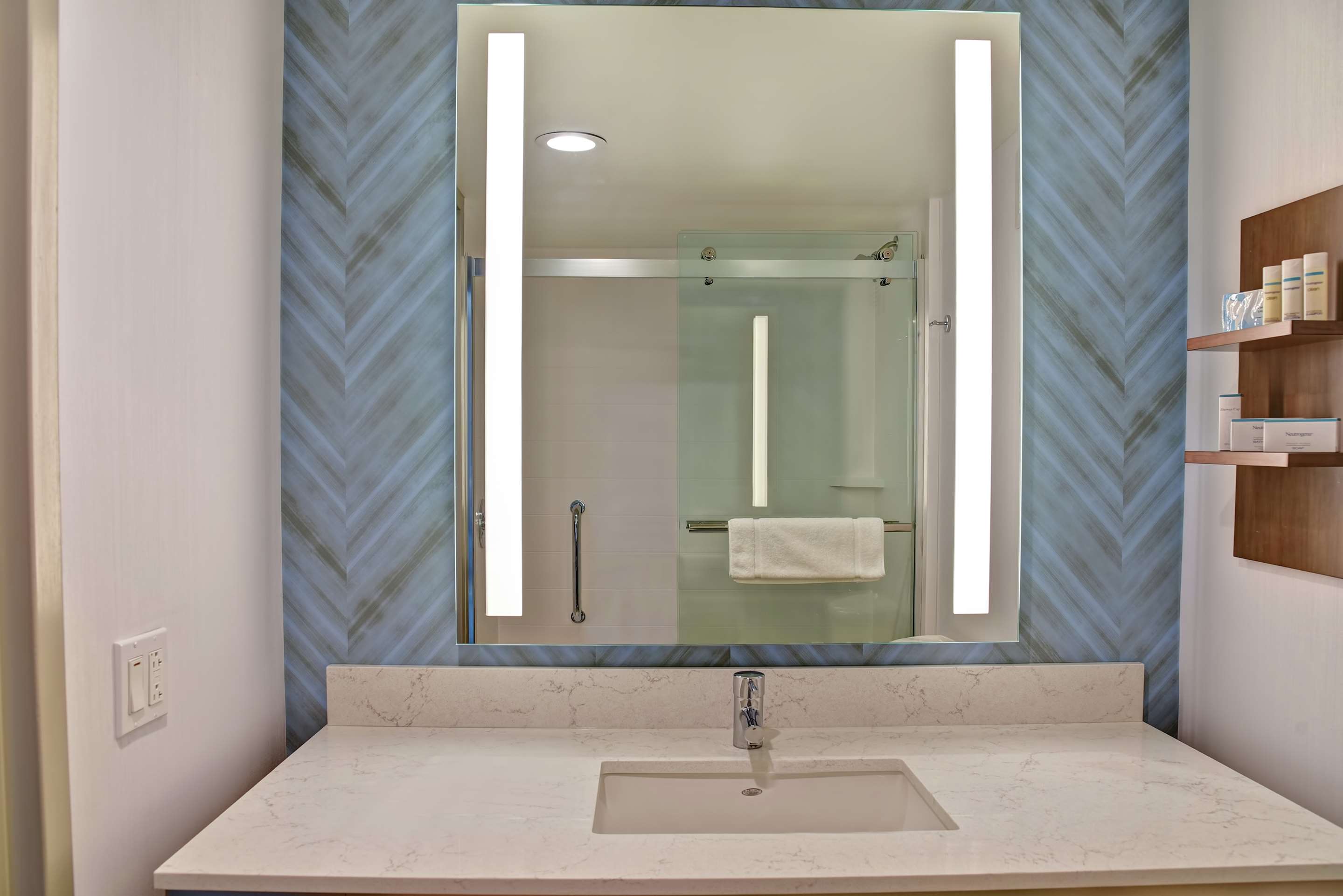 Guest room bath
