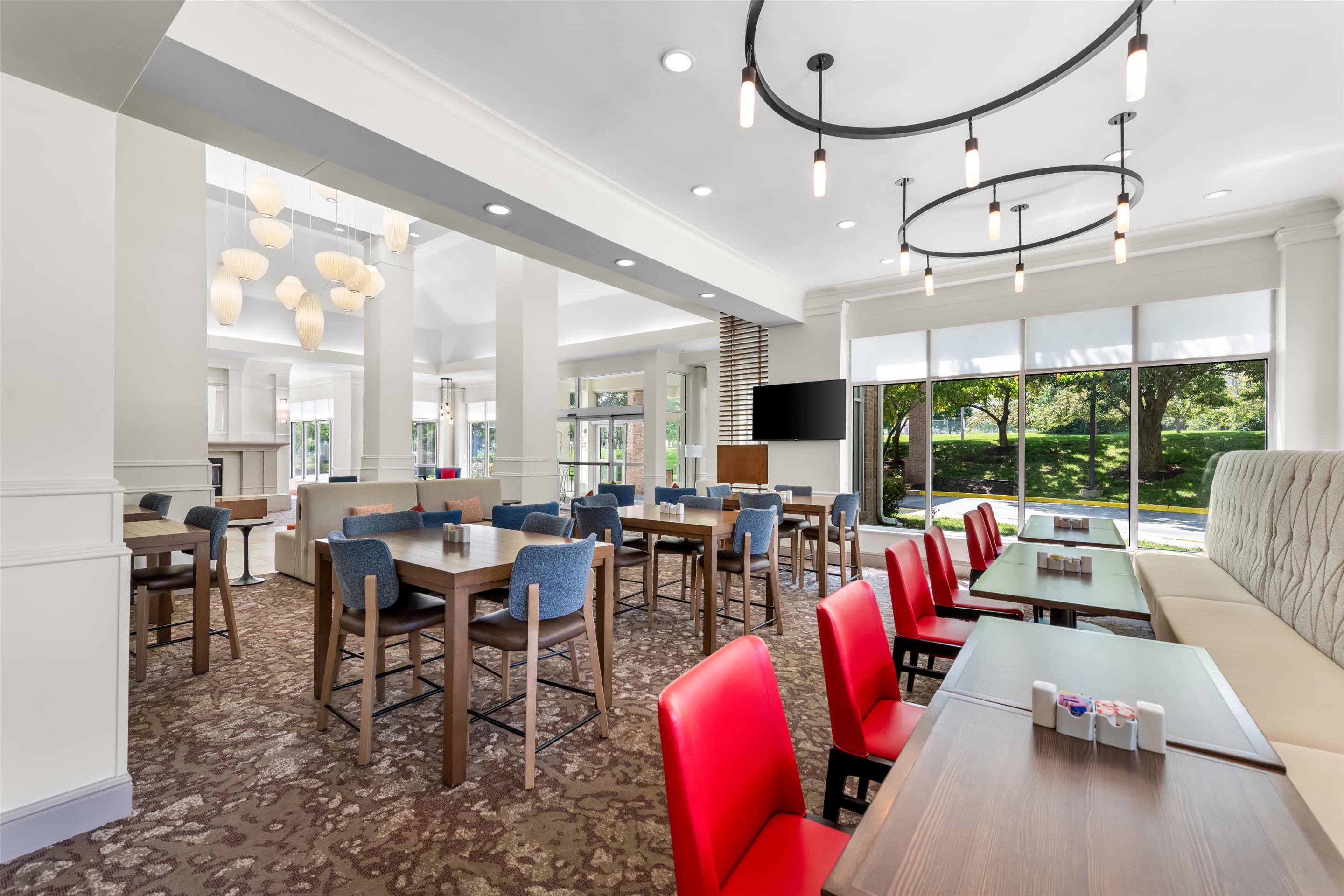 Breakfast Area | Hilton Garden Inn Overland Park