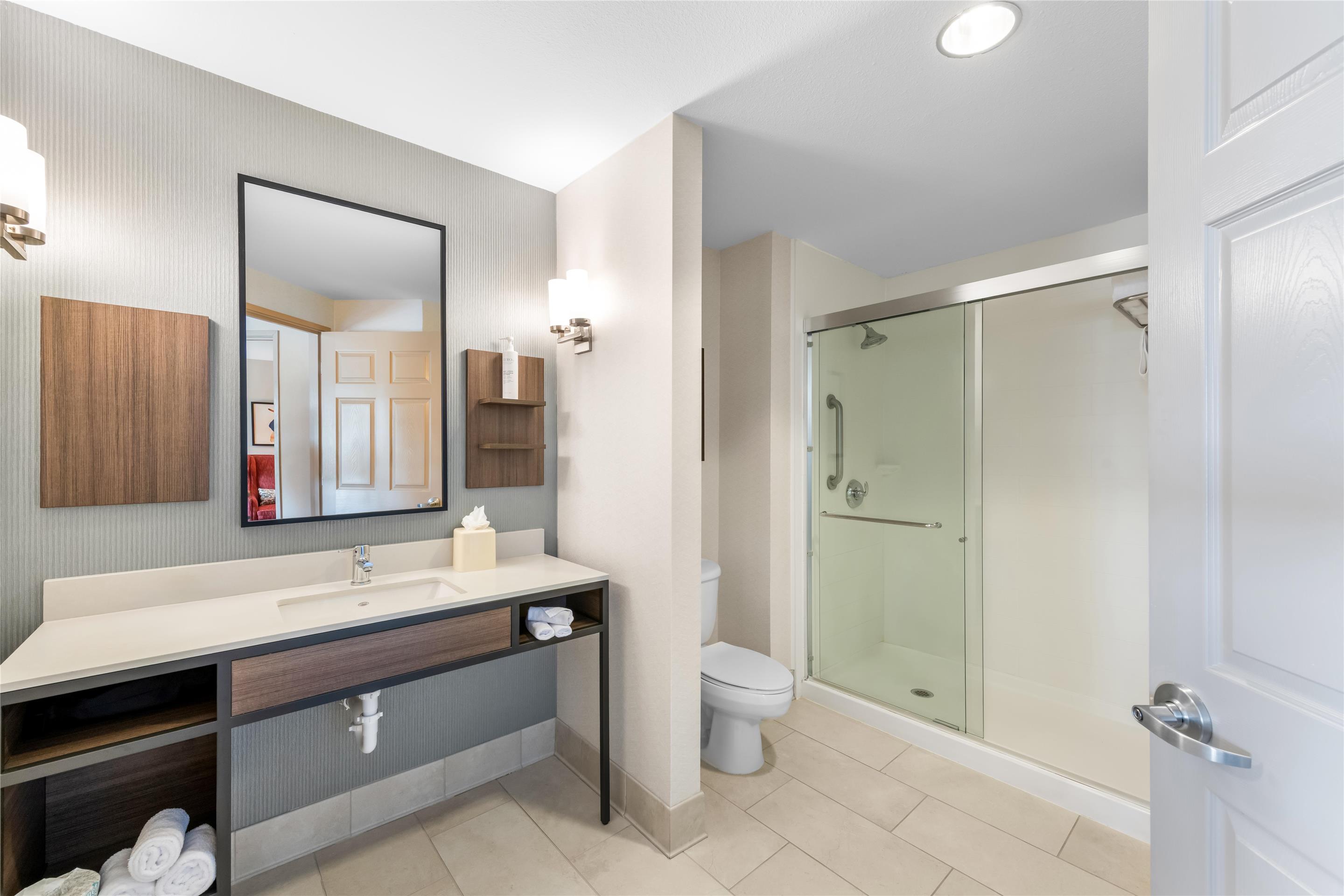 Guest room bath