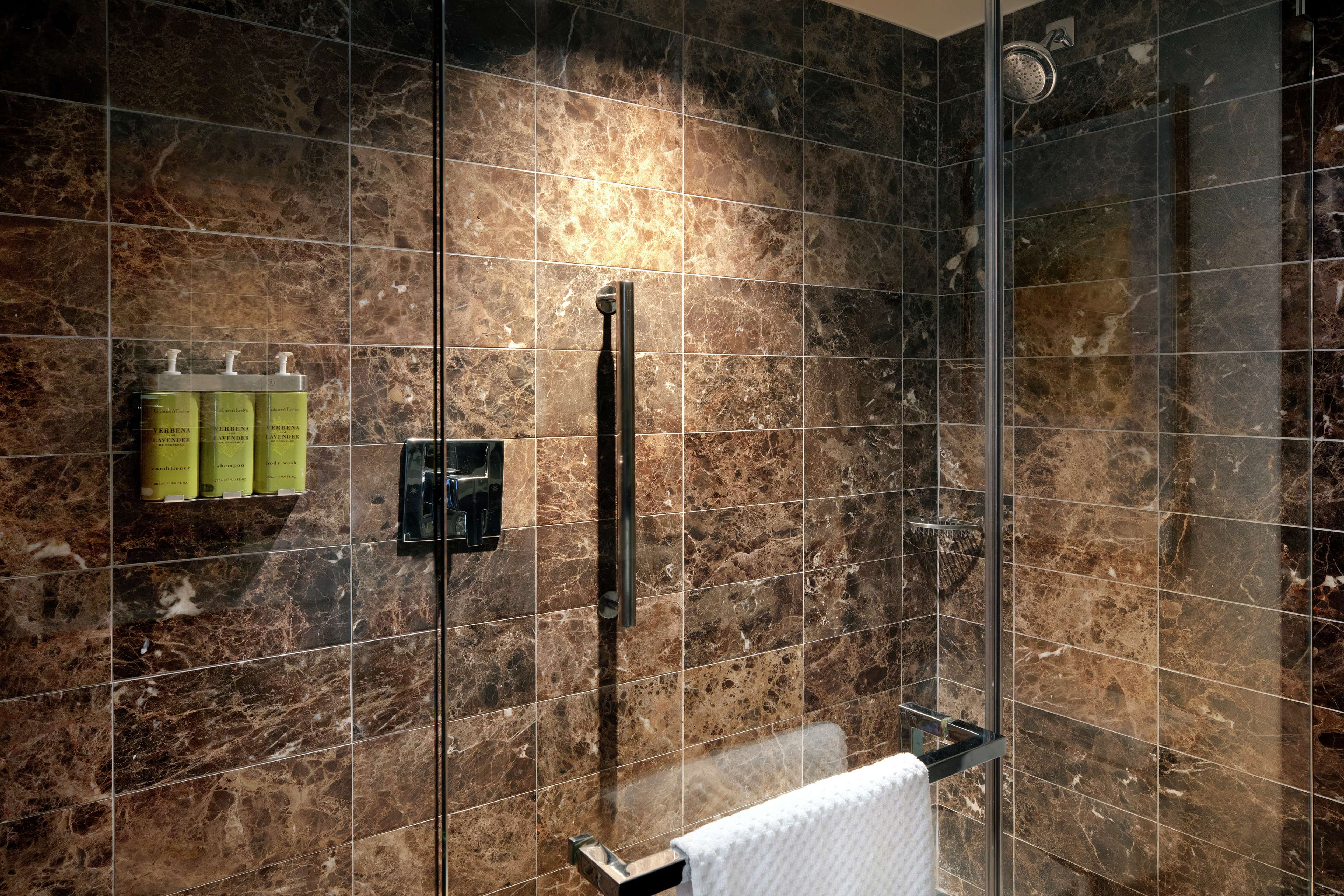 HILTON MCLEAN TYSONS CORNER Room Type - 1 KING PREMIUM HIGH FLOOR
