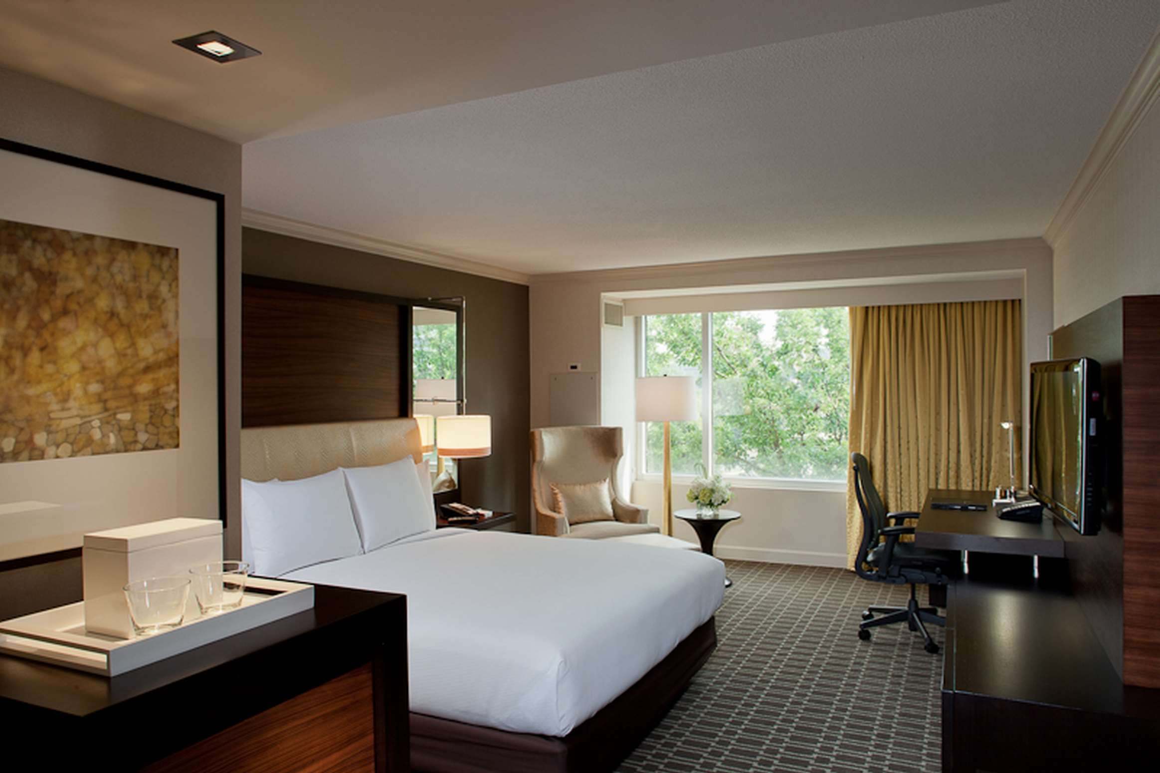 HILTON MCLEAN TYSONS CORNER Room Type - 1 KING HEARING ACCESSIBLE