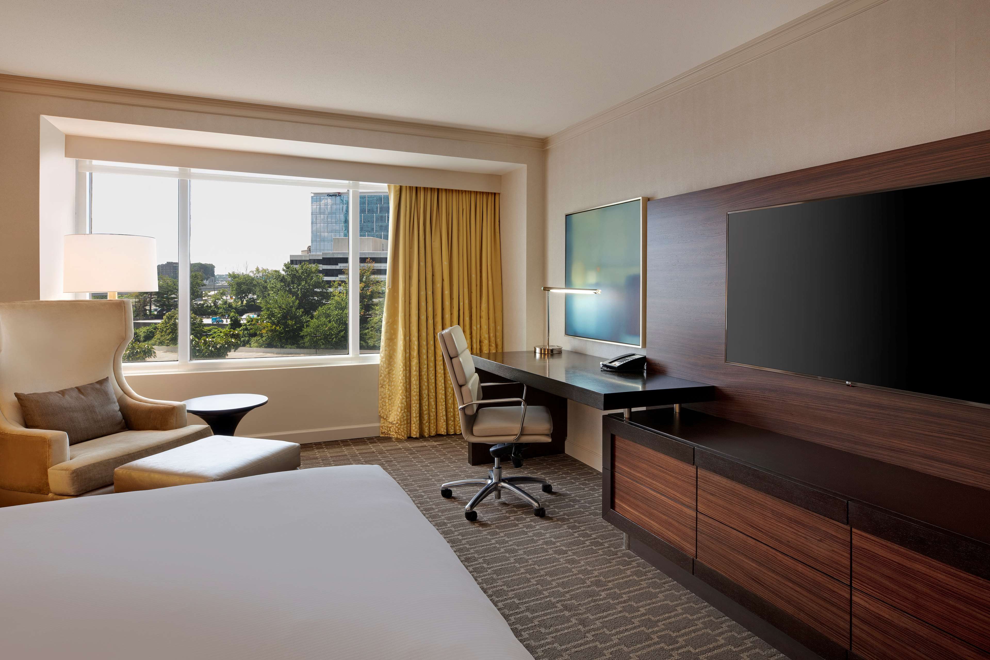 HILTON MCLEAN TYSONS CORNER Room Type - 1 KING BED