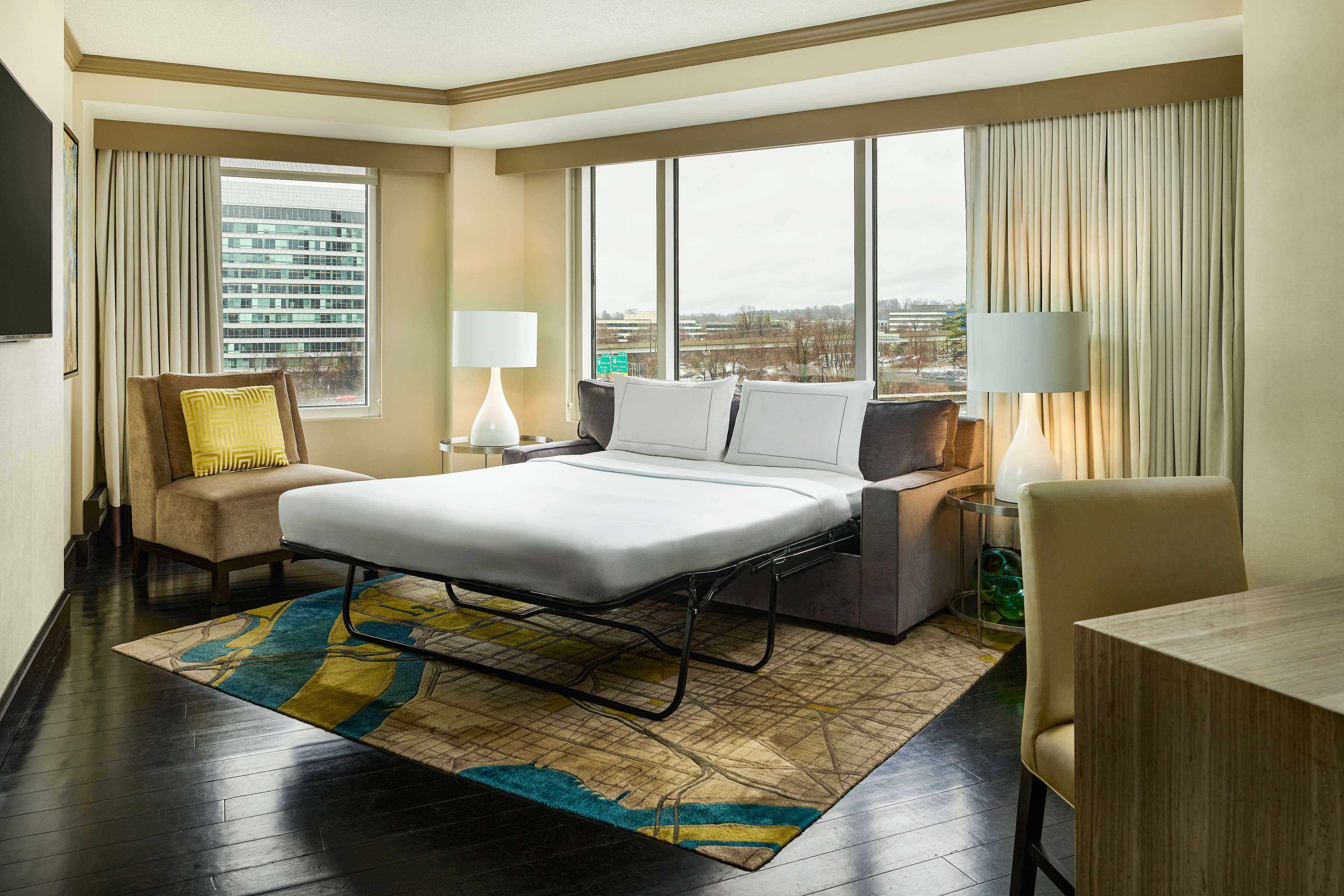 HILTON MCLEAN TYSONS CORNER Room Type - 1 BEDROOM SUITE W KING BED