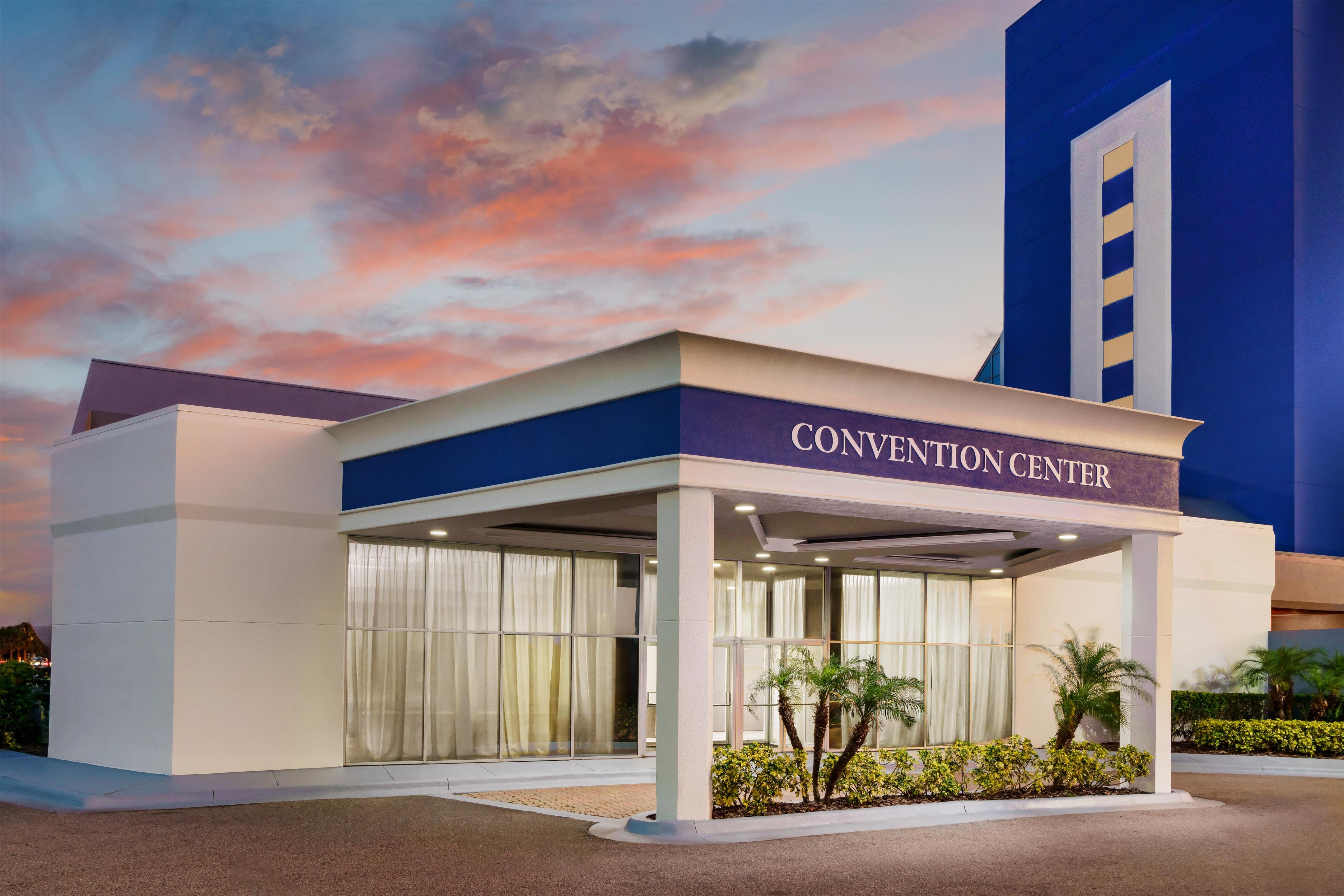 Exterior | DoubleTree by Hilton Orlando Airport