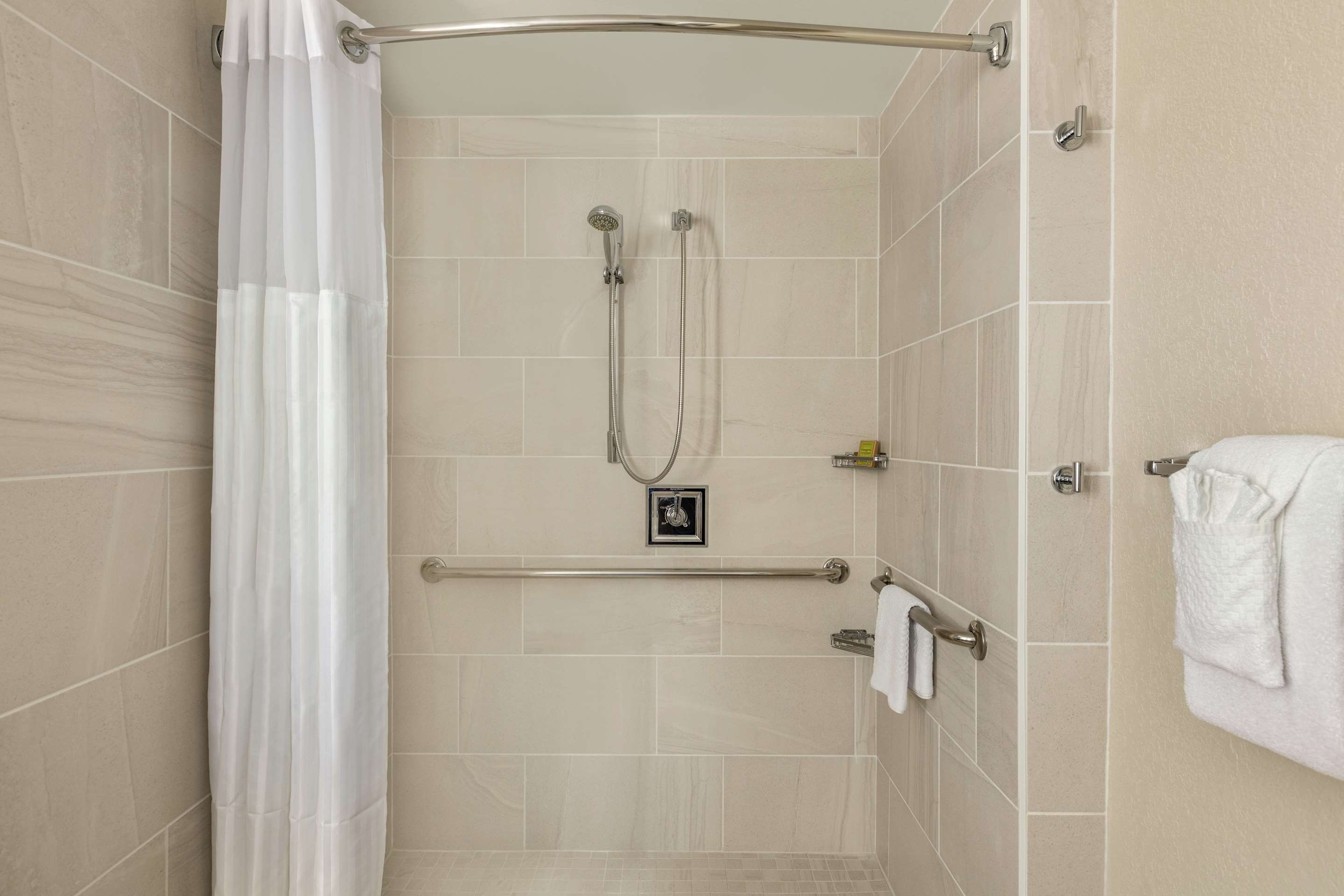 Guest room bath