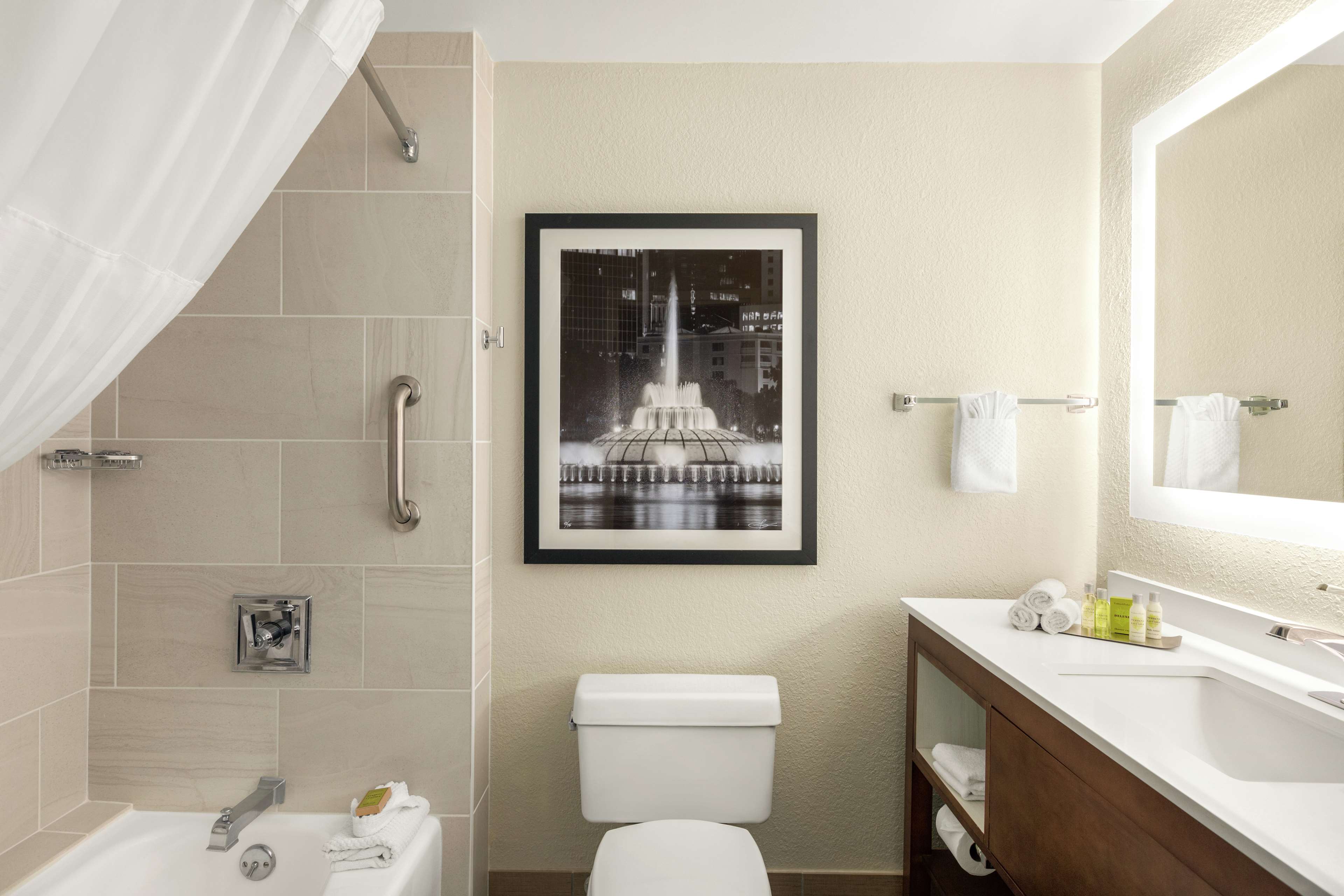 DoubleTree by Hilton Orlando Downtown Room Type - 1 KING CORNER ROOM