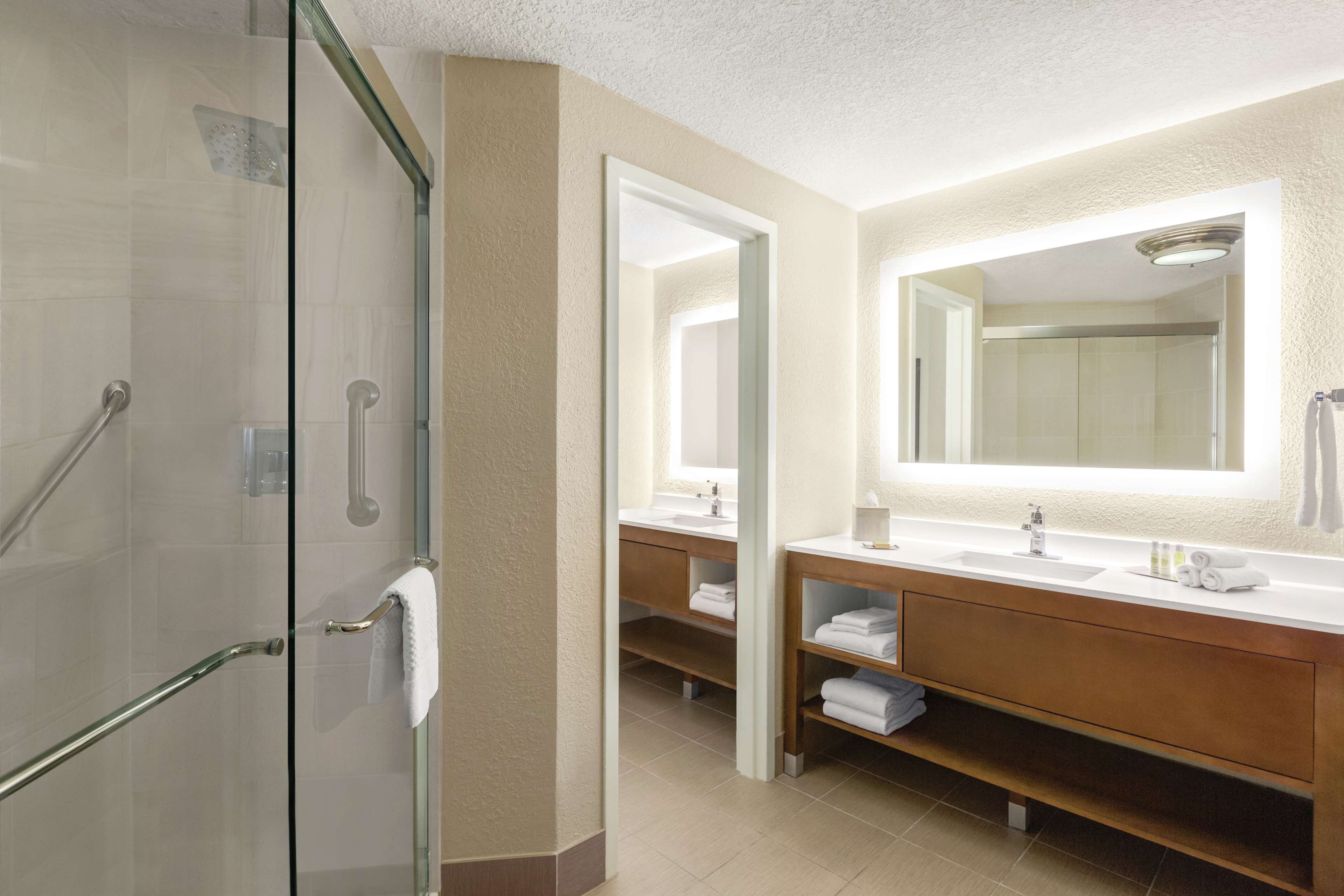 DoubleTree by Hilton Orlando Downtown Room Type - 1 KING STUDIO SUITE