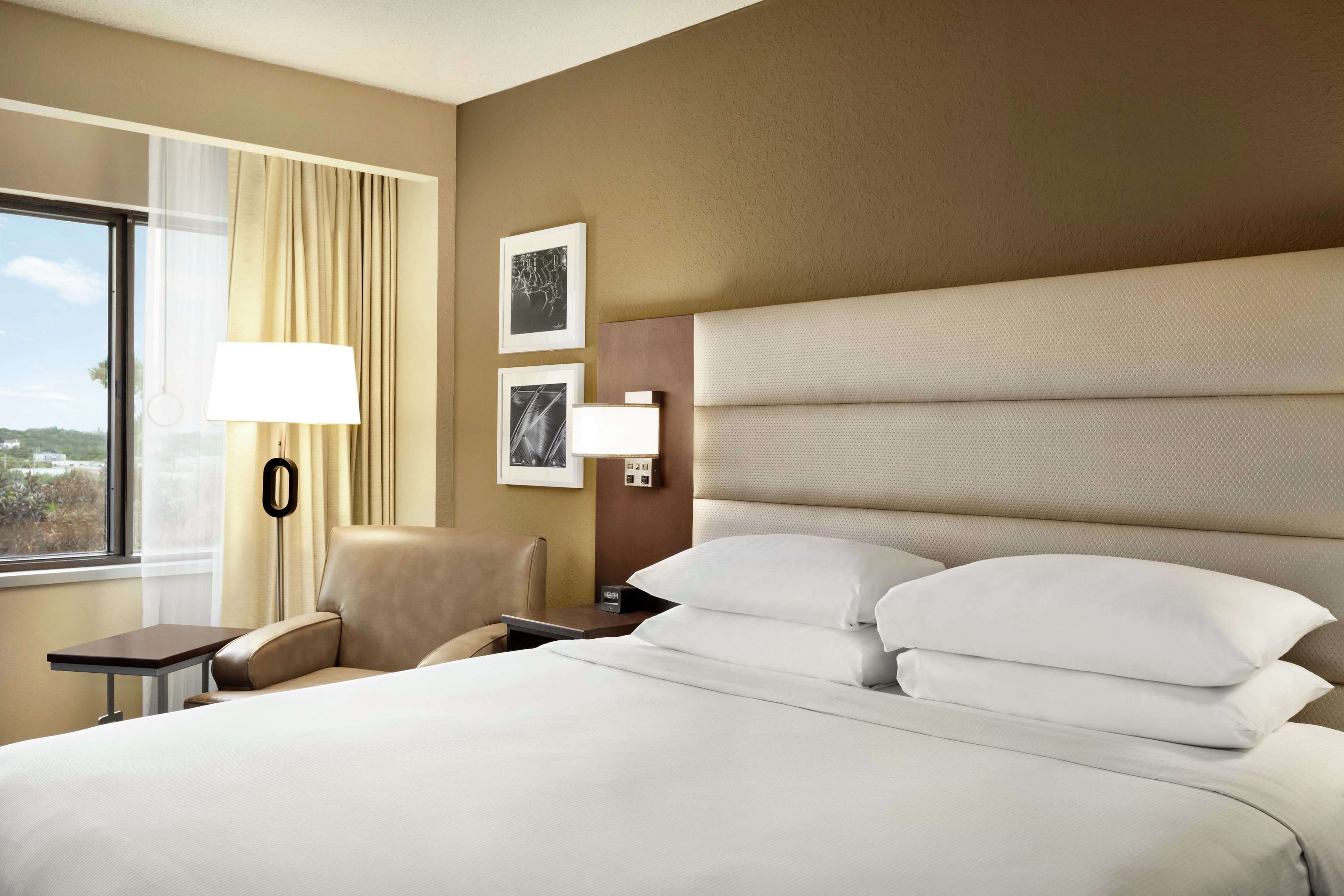 DoubleTree by Hilton Orlando Downtown Room Type - 1 KING ACC BATHTUB