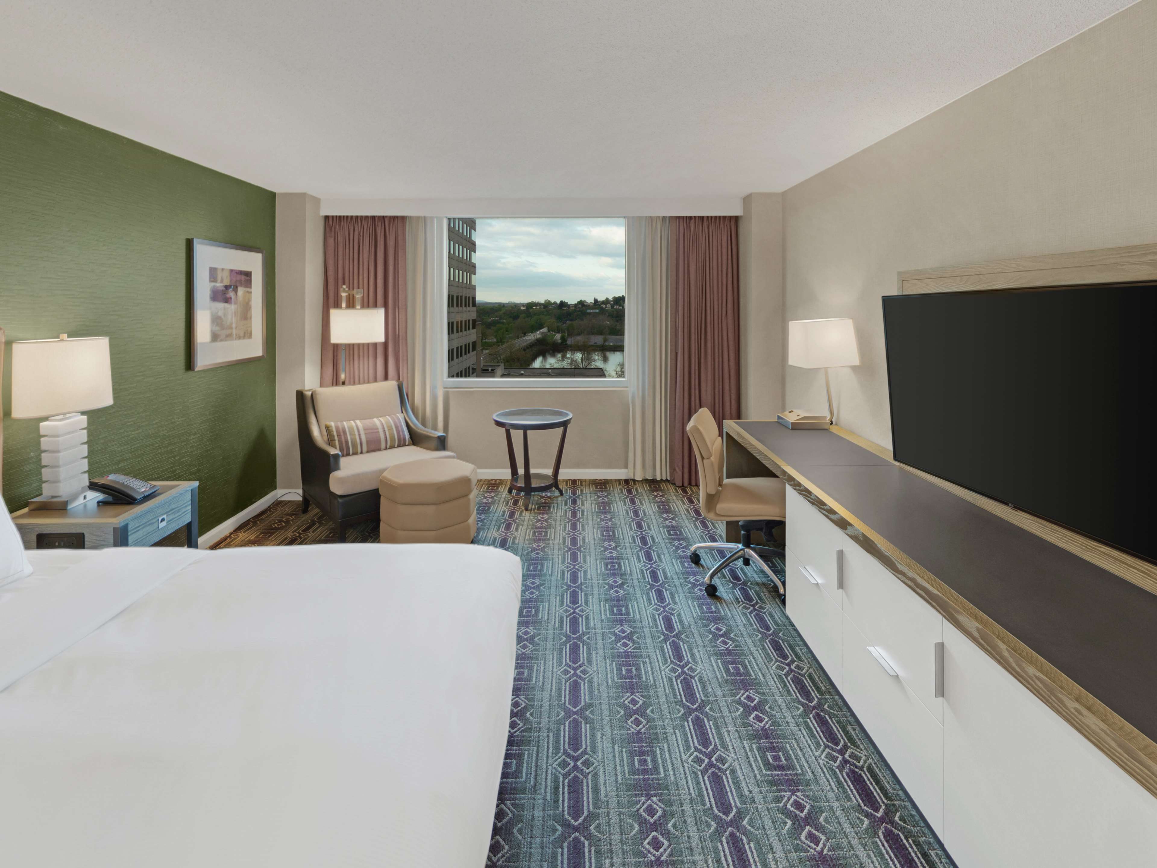 Hilton Harrisburg Room Type - 1 KING BED
