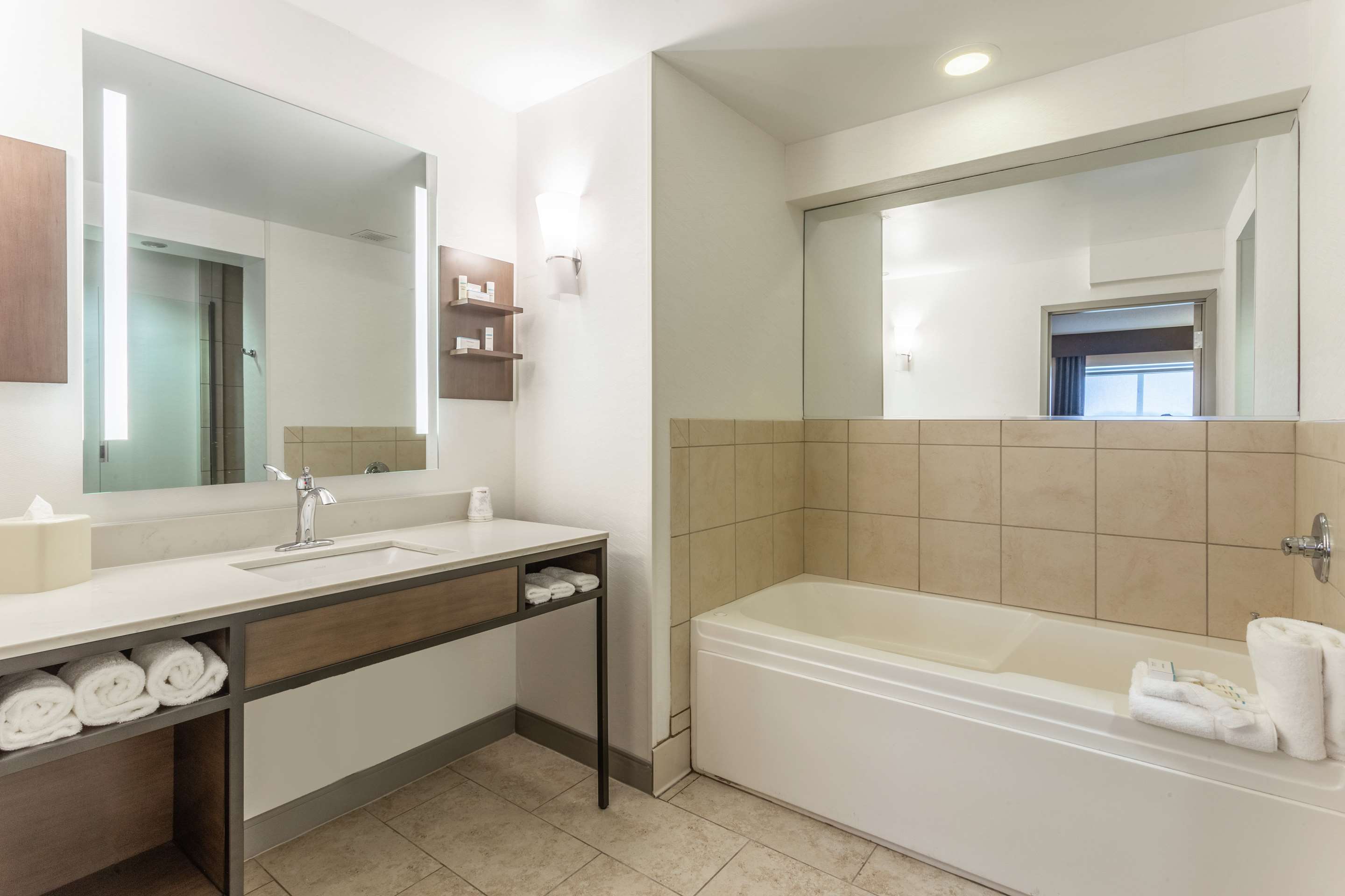 Guest room bath
