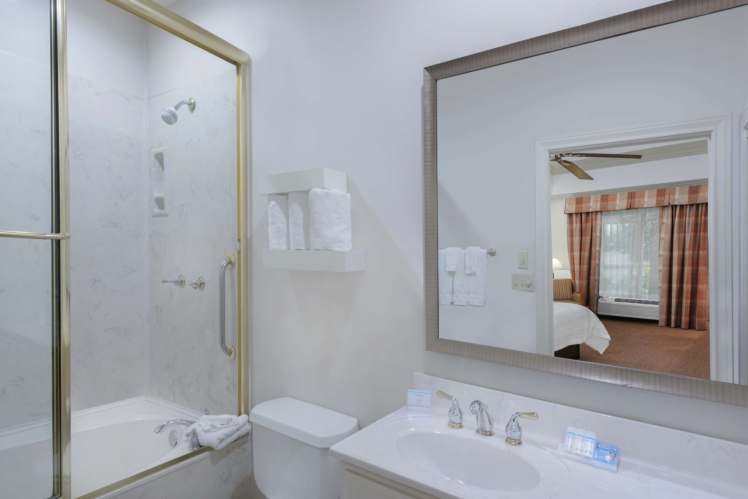 Guest room bath