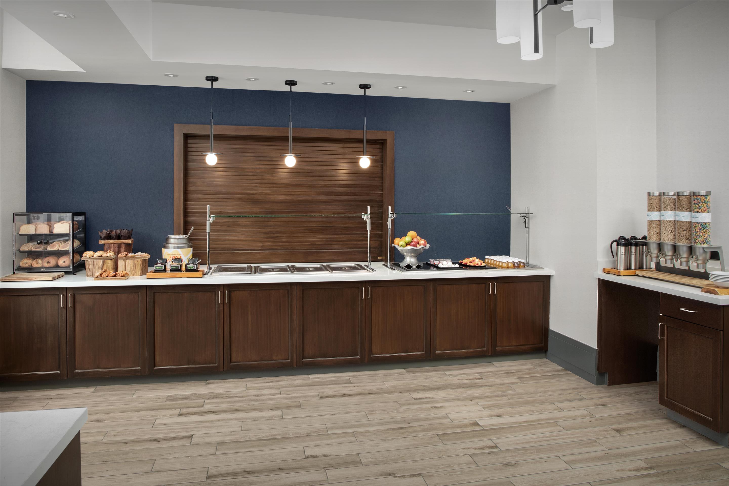 Breakfast Area | Hilton Garden Inn Portsmouth Downtown