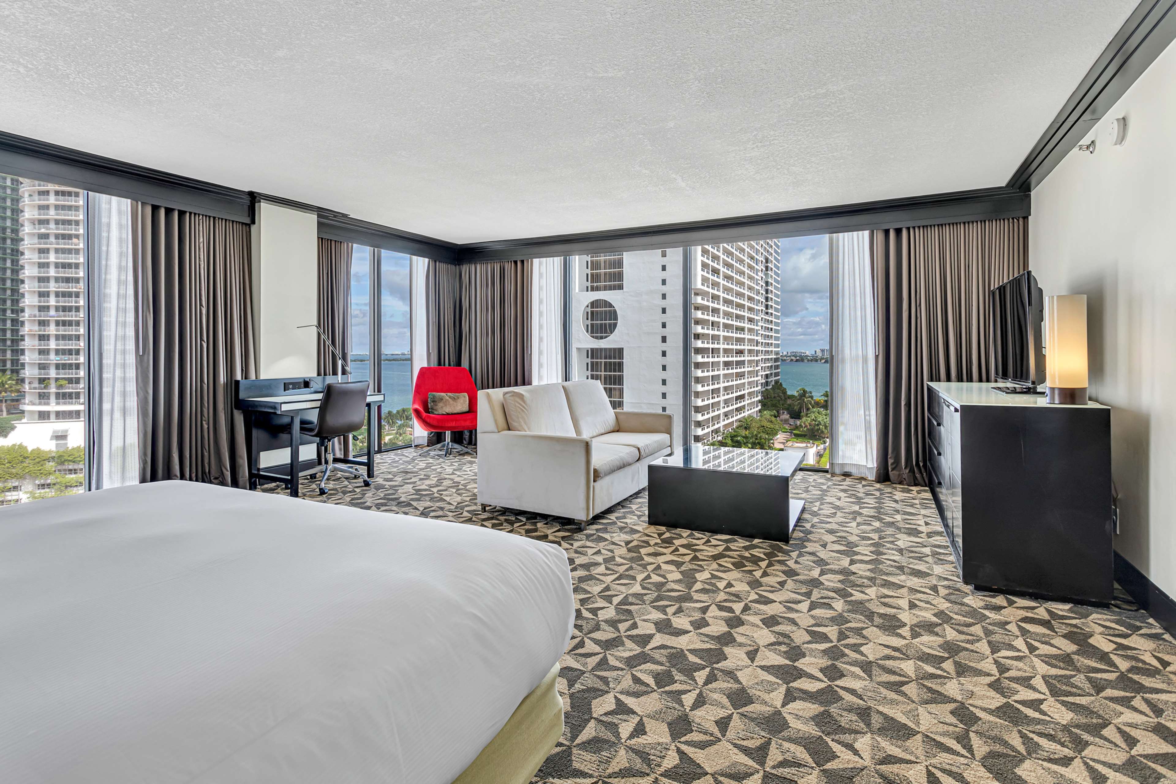 Hilton Miami Downtown Room Type - 1 KING JR SUITE BAYVIEW