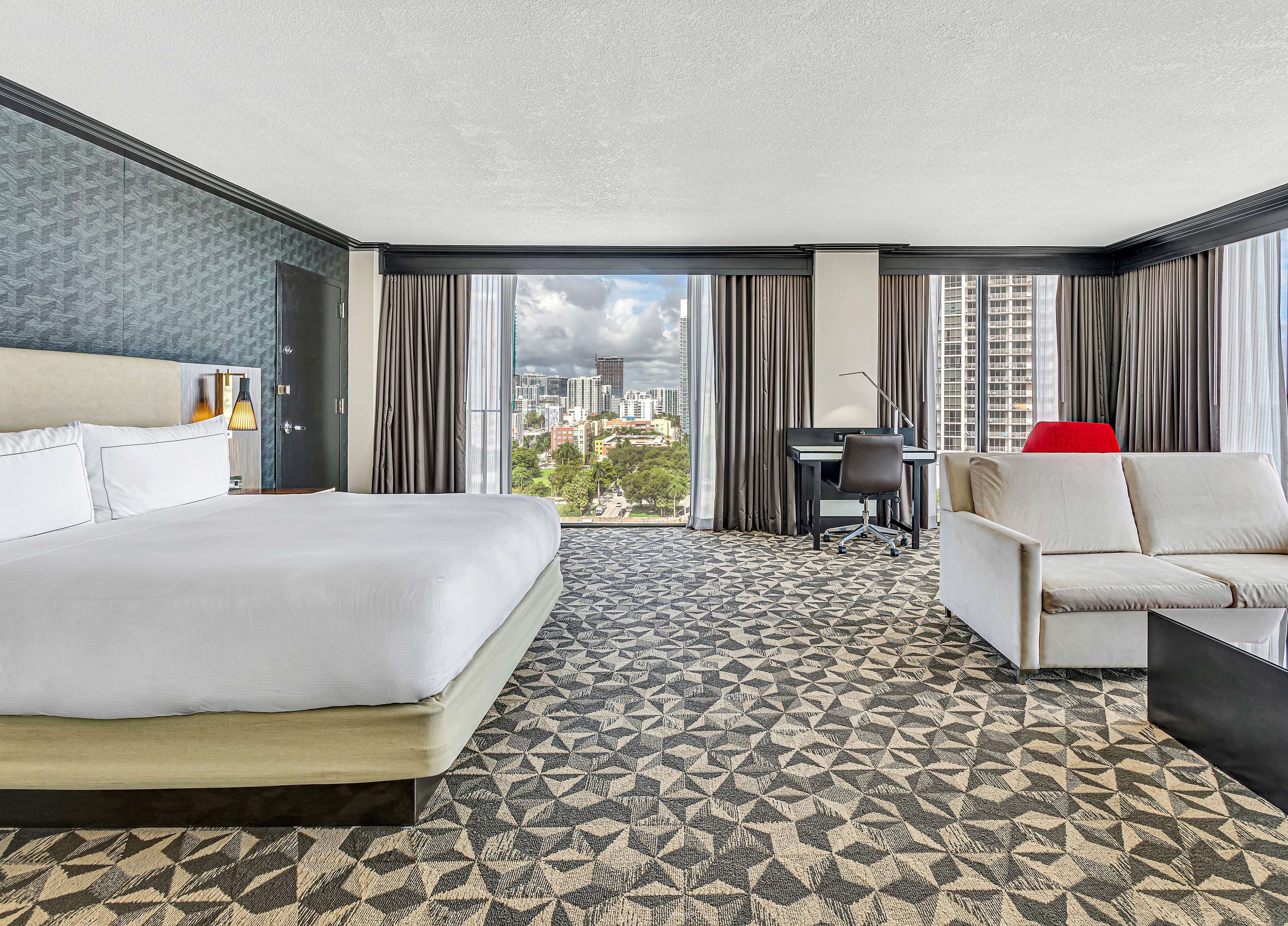 Hilton Miami Downtown Room Type - 1 KING JR STE ACC BATHTUB