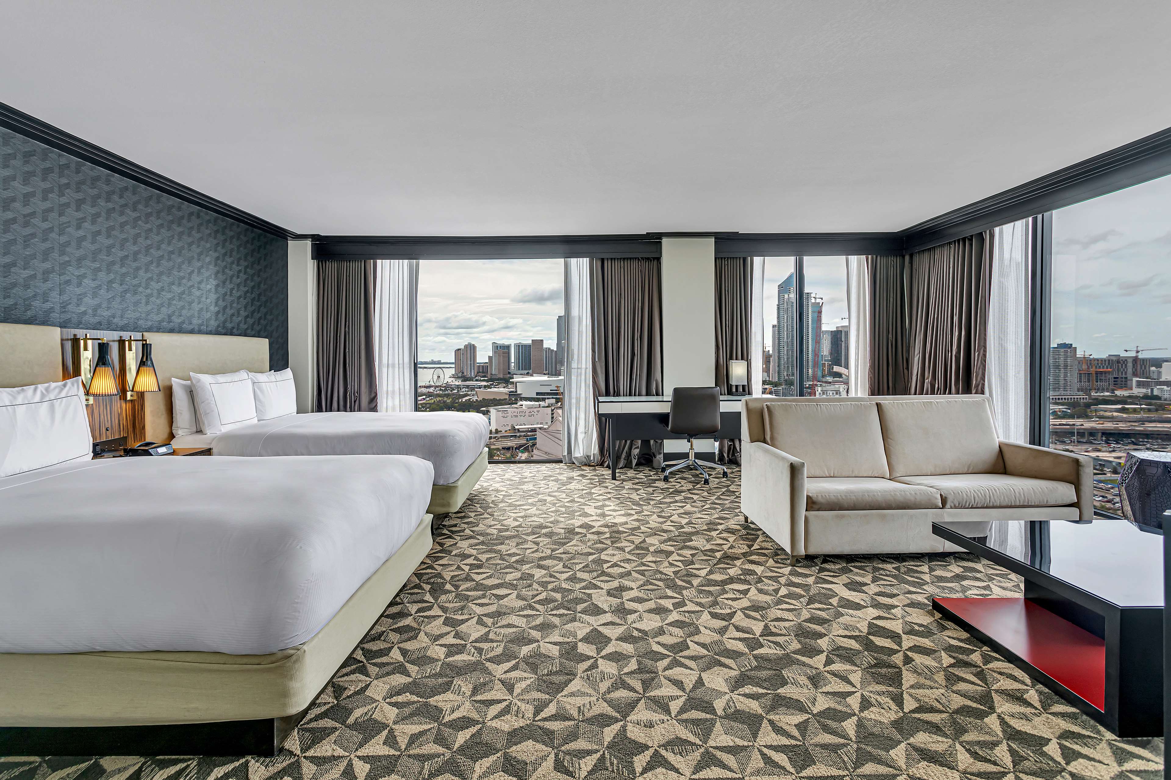 Hilton Miami Downtown Room Type - 2 QUEENS JR SUITE BAYVIEW