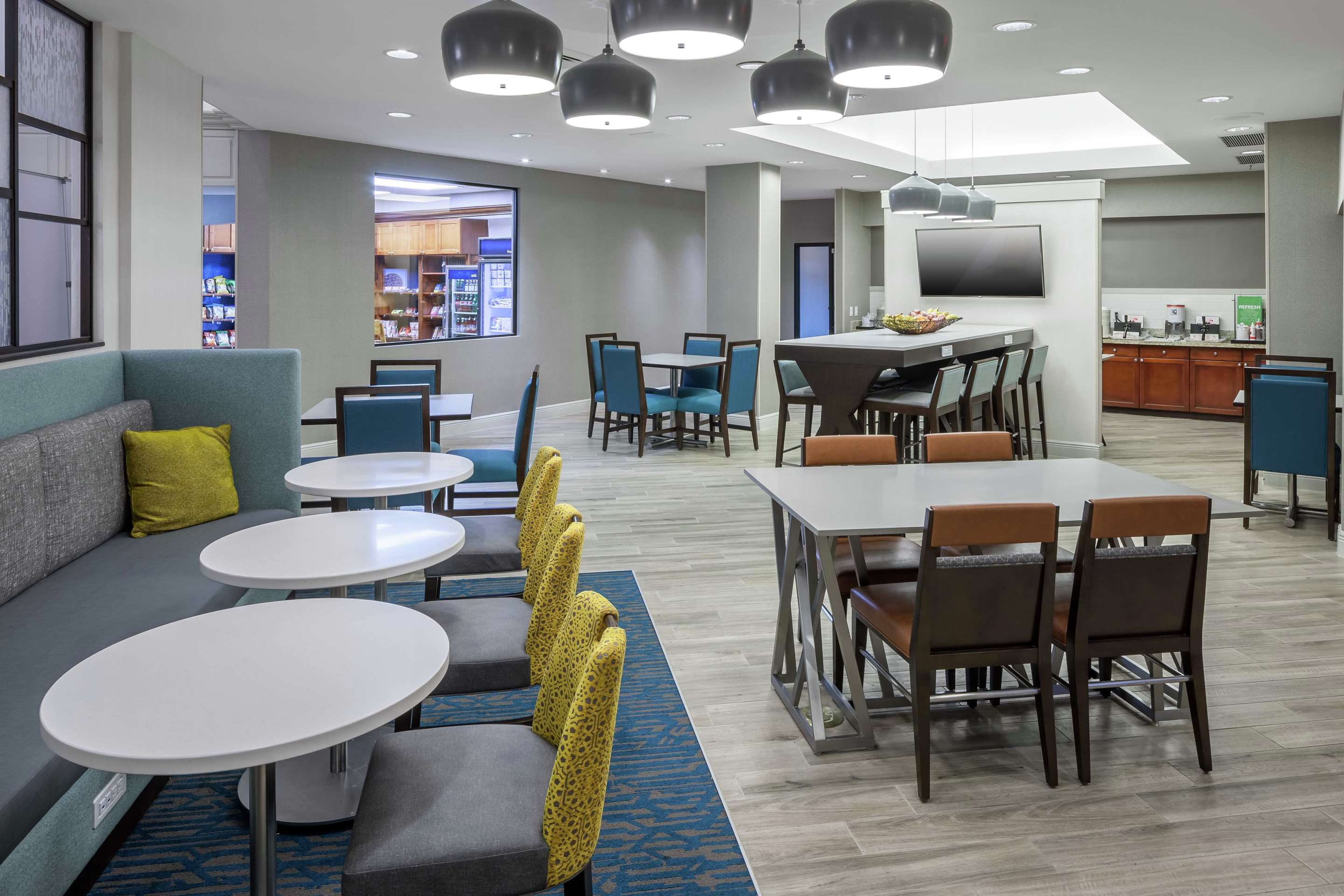 Breakfast Area | Hampton Inn & Suites Miami-Doral Dolphin Mall