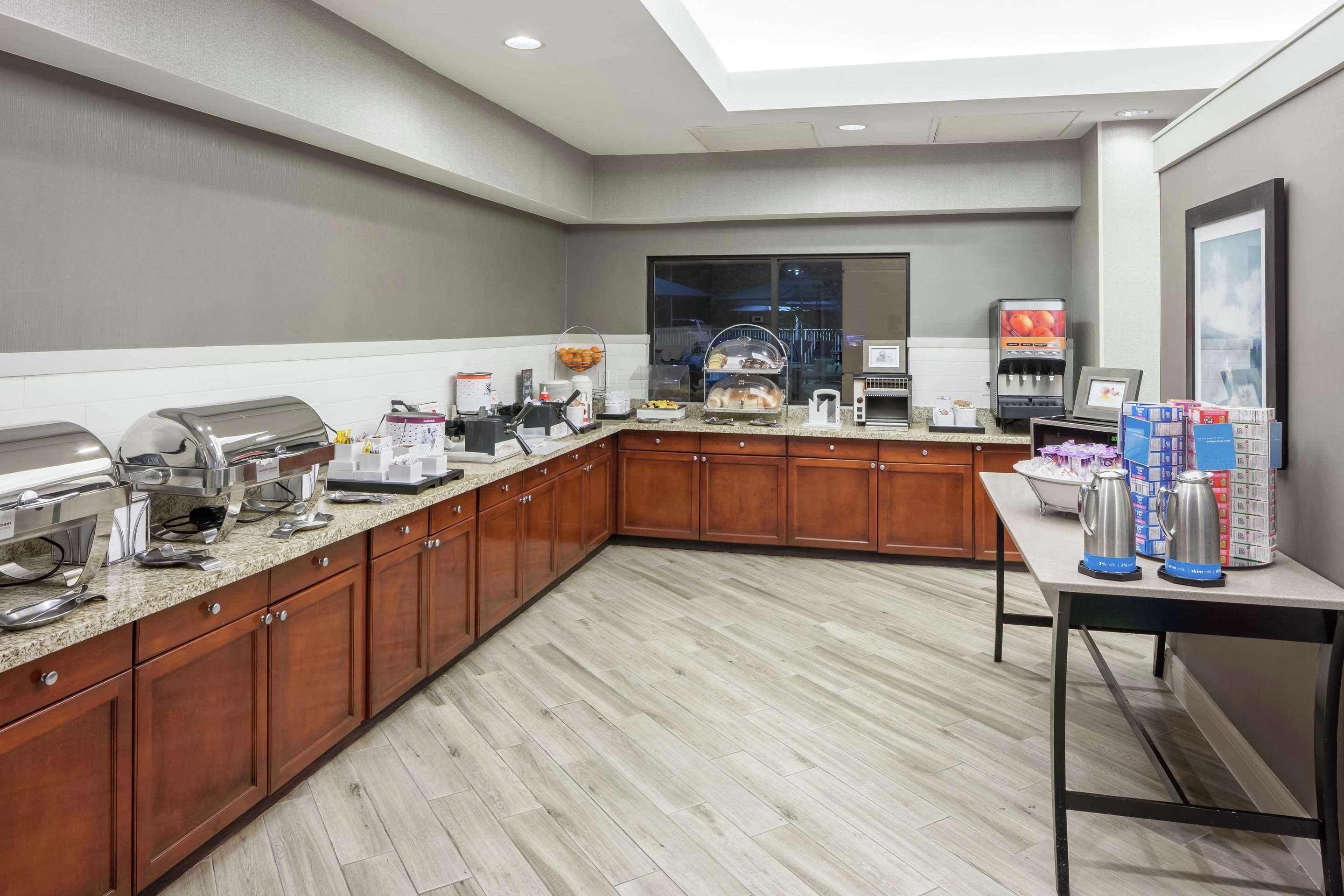 Breakfast Area | Hampton Inn & Suites Miami-Doral Dolphin Mall