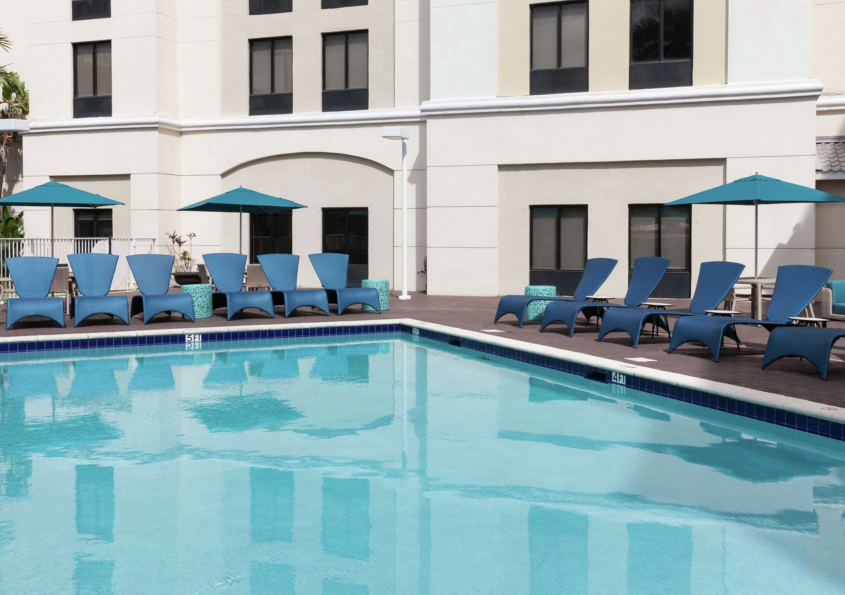 Pool | Hampton Inn & Suites Miami-Doral Dolphin Mall