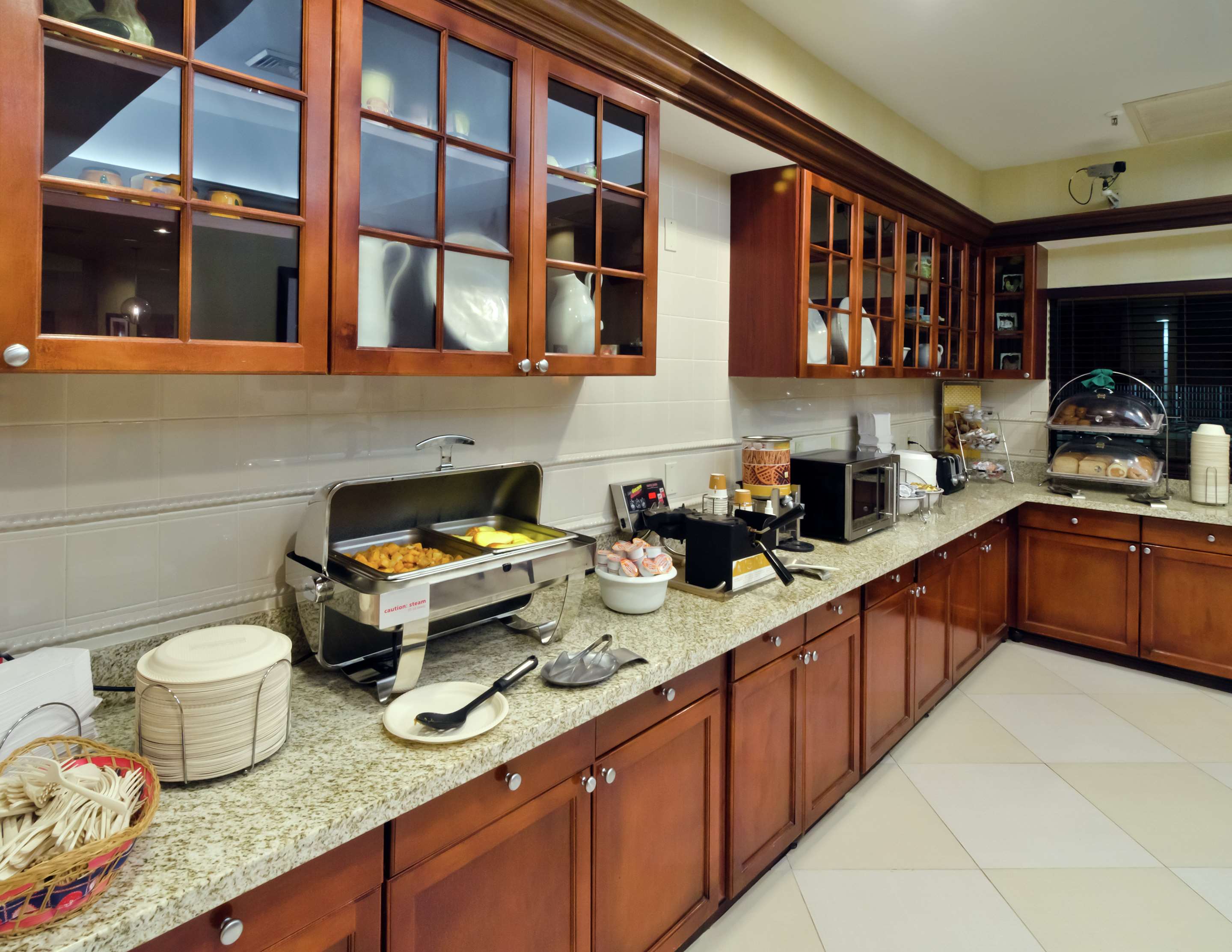 Breakfast Area | Hampton Inn & Suites Miami-Doral Dolphin Mall