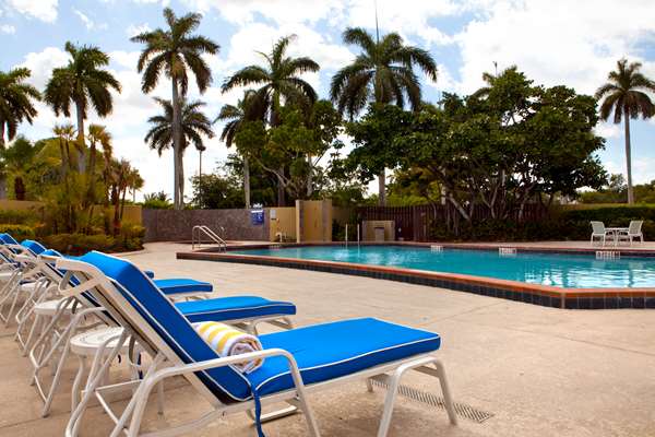 Pool - DoubleTree by Hilton Hotel Airport Miami