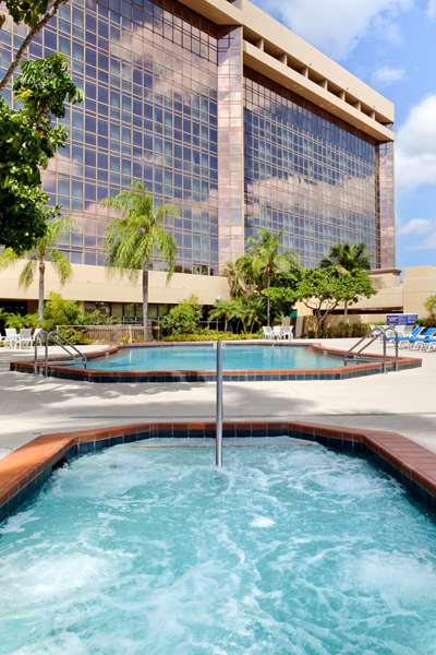 Pool - DoubleTree by Hilton Hotel Airport Miami