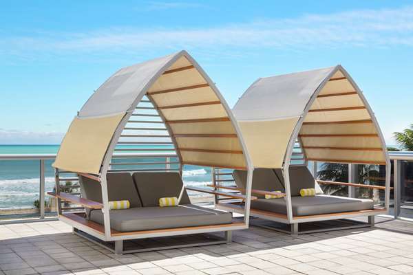 Pool - Hilton Cabana Hotel Miami Beach