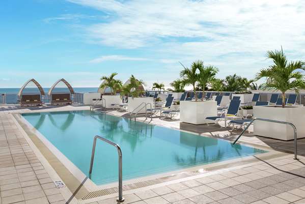 Pool - Hilton Cabana Hotel Miami Beach