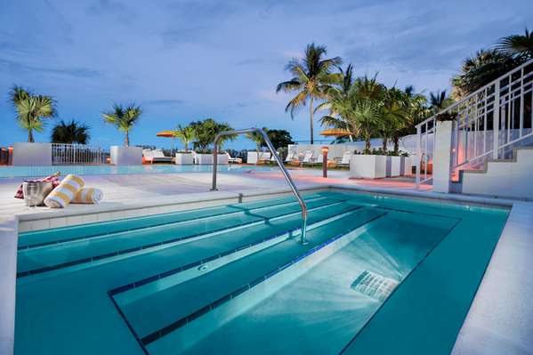 Pool - Hilton Cabana Hotel Miami Beach