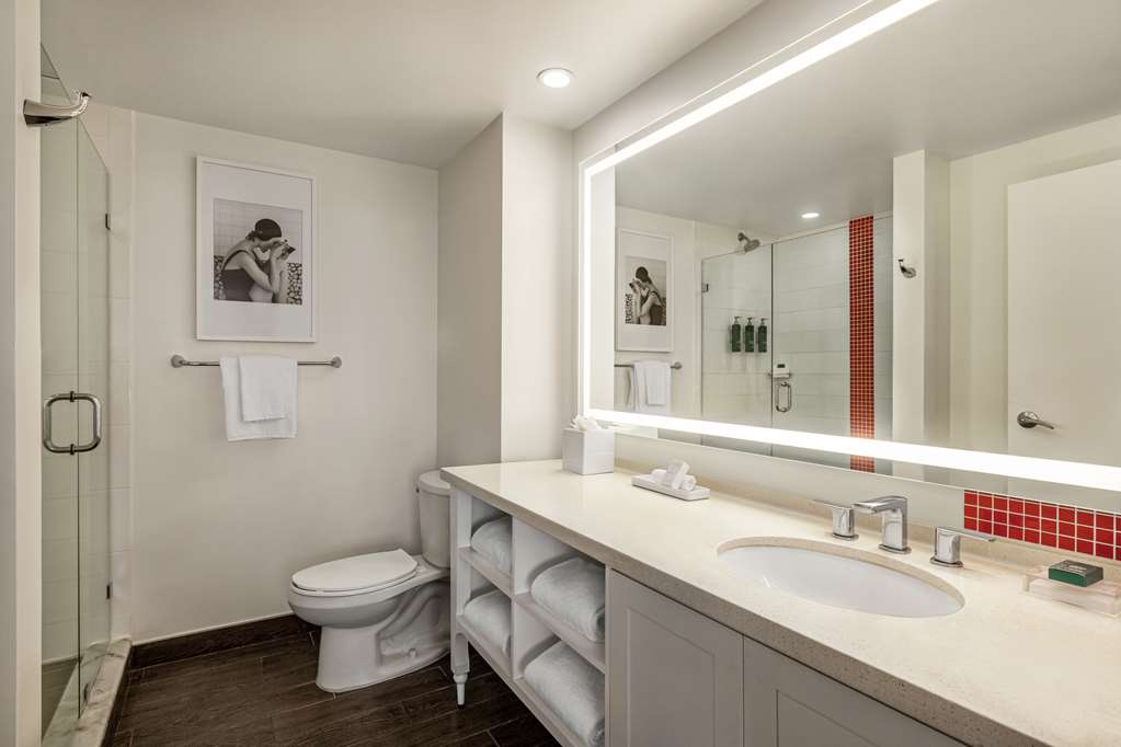 Hilton Cabana Miami Beach Room Type - King Room with Balcony and Partial Ocen View