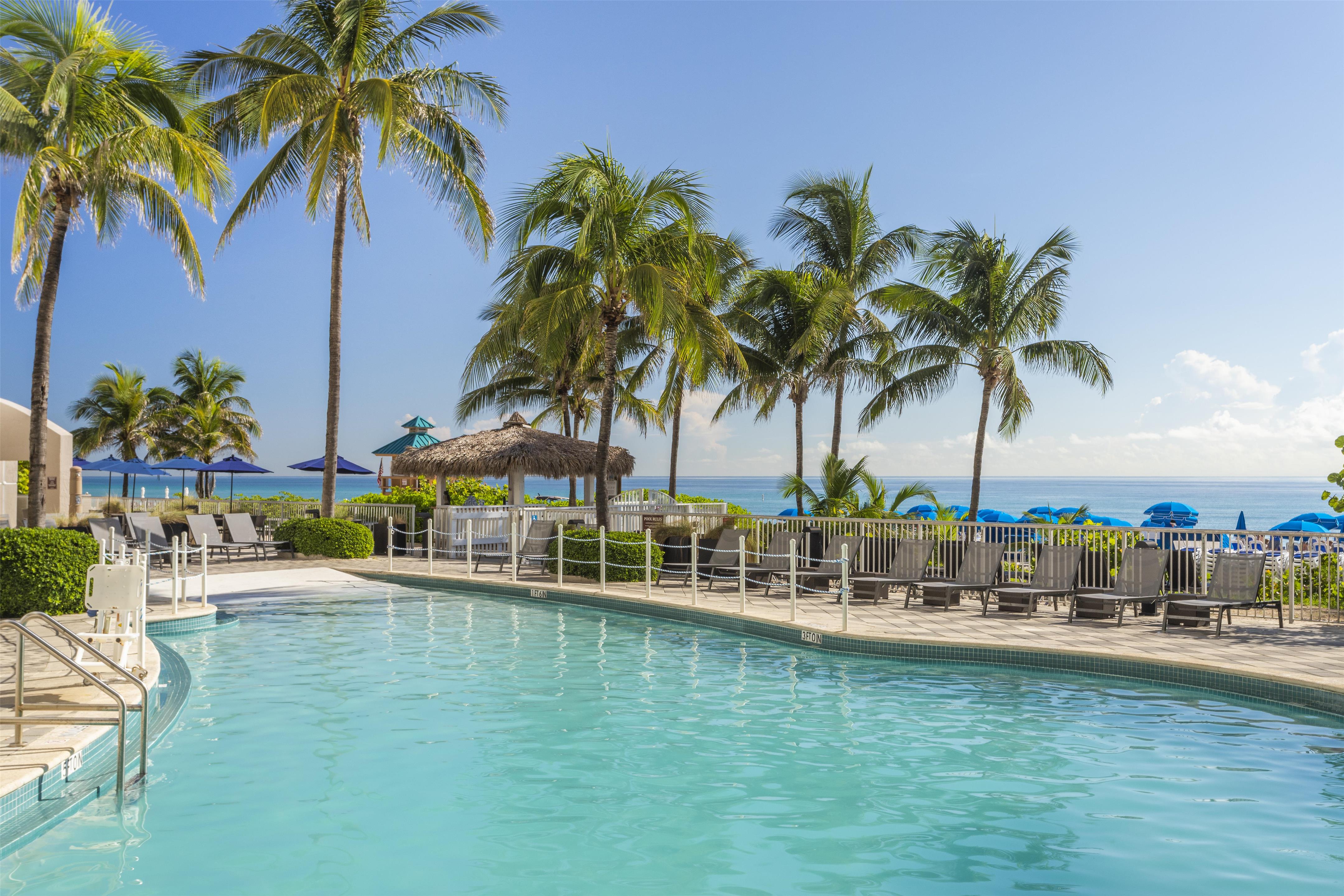 Pool | DoubleTree Resort & Spa by Hilton Ocean Point-N. Miami Beach