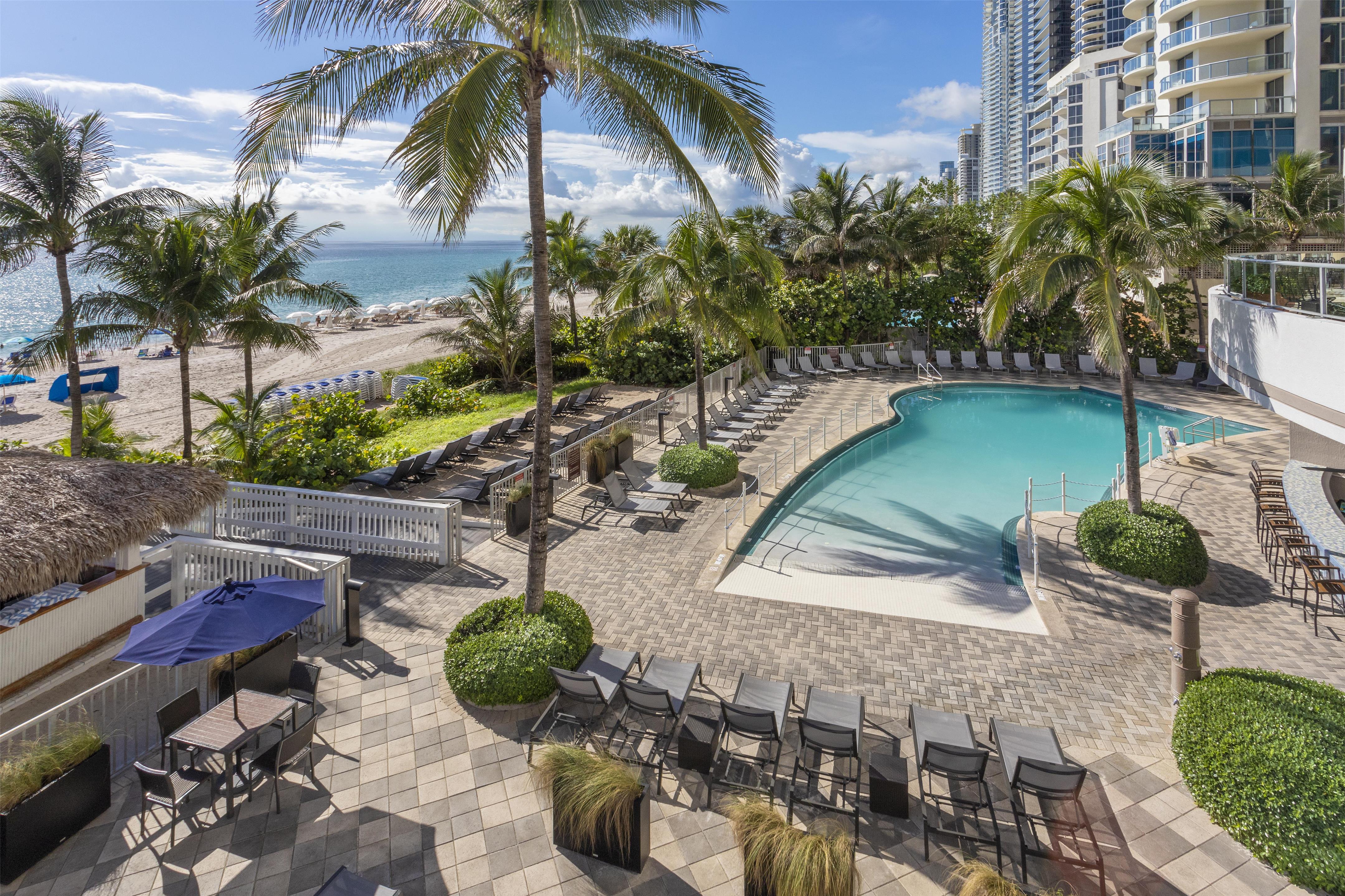 Pool | DoubleTree Resort & Spa by Hilton Ocean Point-N. Miami Beach